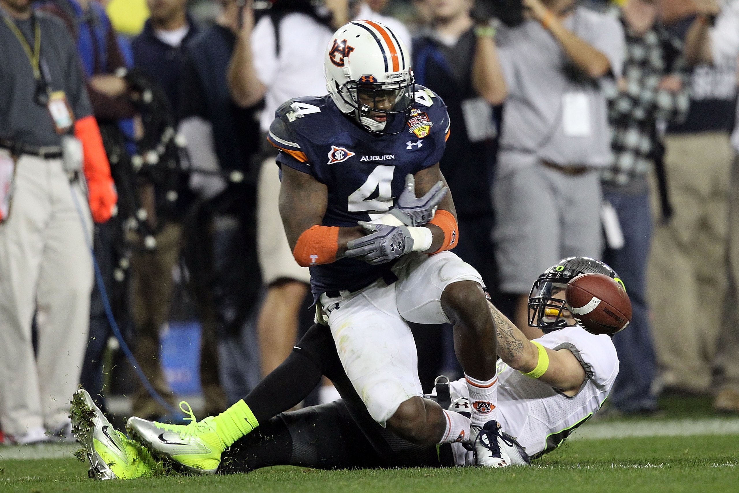GLENDALE, AZ - JANUARY 10:  Zac Etheridge #4 of the Auburn Tigers nearly intercepts a pass intended for Jeff Maehl #23 of the Oregon Ducks during the Tostitos BCS National Championship Game at University of Phoenix Stadium on January 10, 2011 in Glendale,