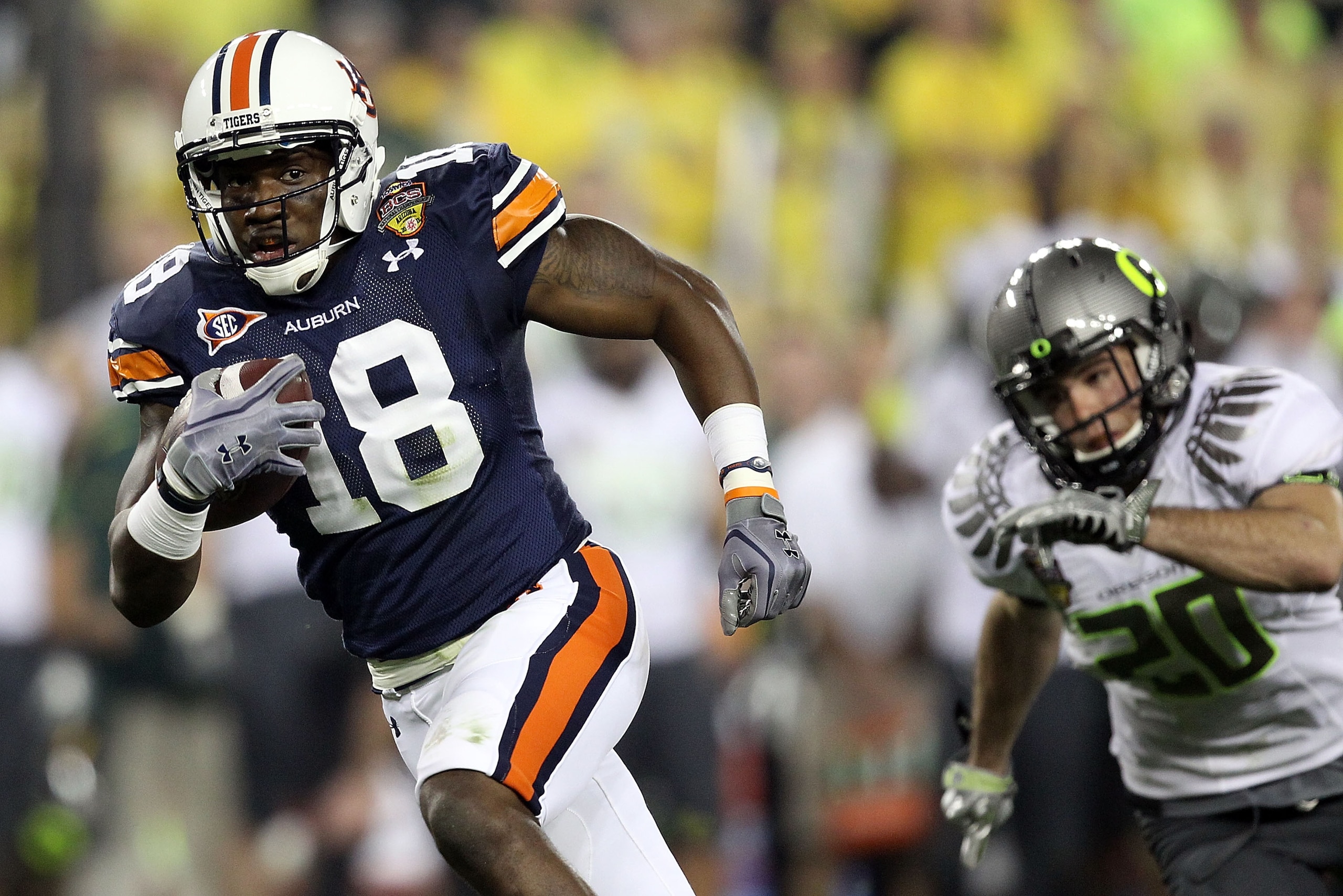 GLENDALE, AZ - JANUARY 10:  Kodi Burns #18 of the Auburn Tigers runs for a 35-yard touchdown against the Oregon Ducks during the Tostitos BCS National Championship Game at University of Phoenix Stadium on January 10, 2011 in Glendale, Arizona.  (Photo by