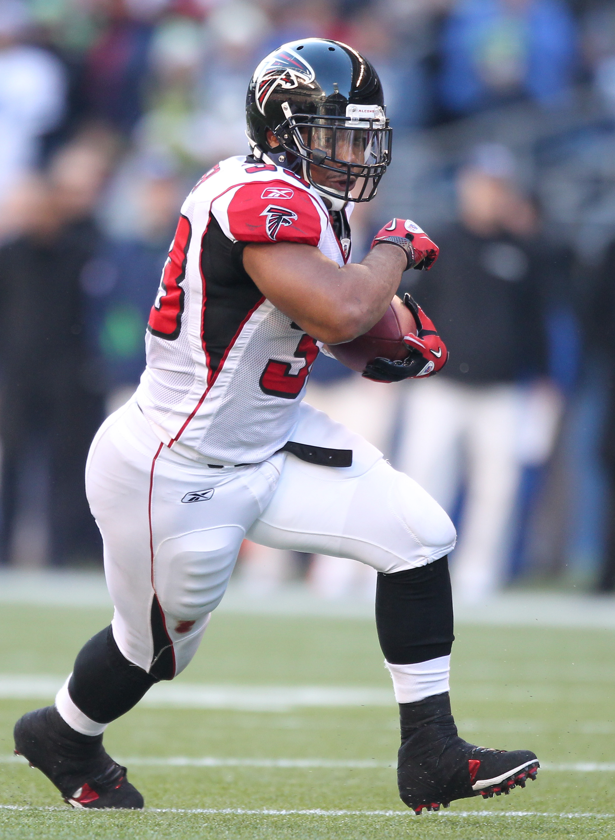 Atlanta Falcons running back Michael Turner (33) celebrates his 4