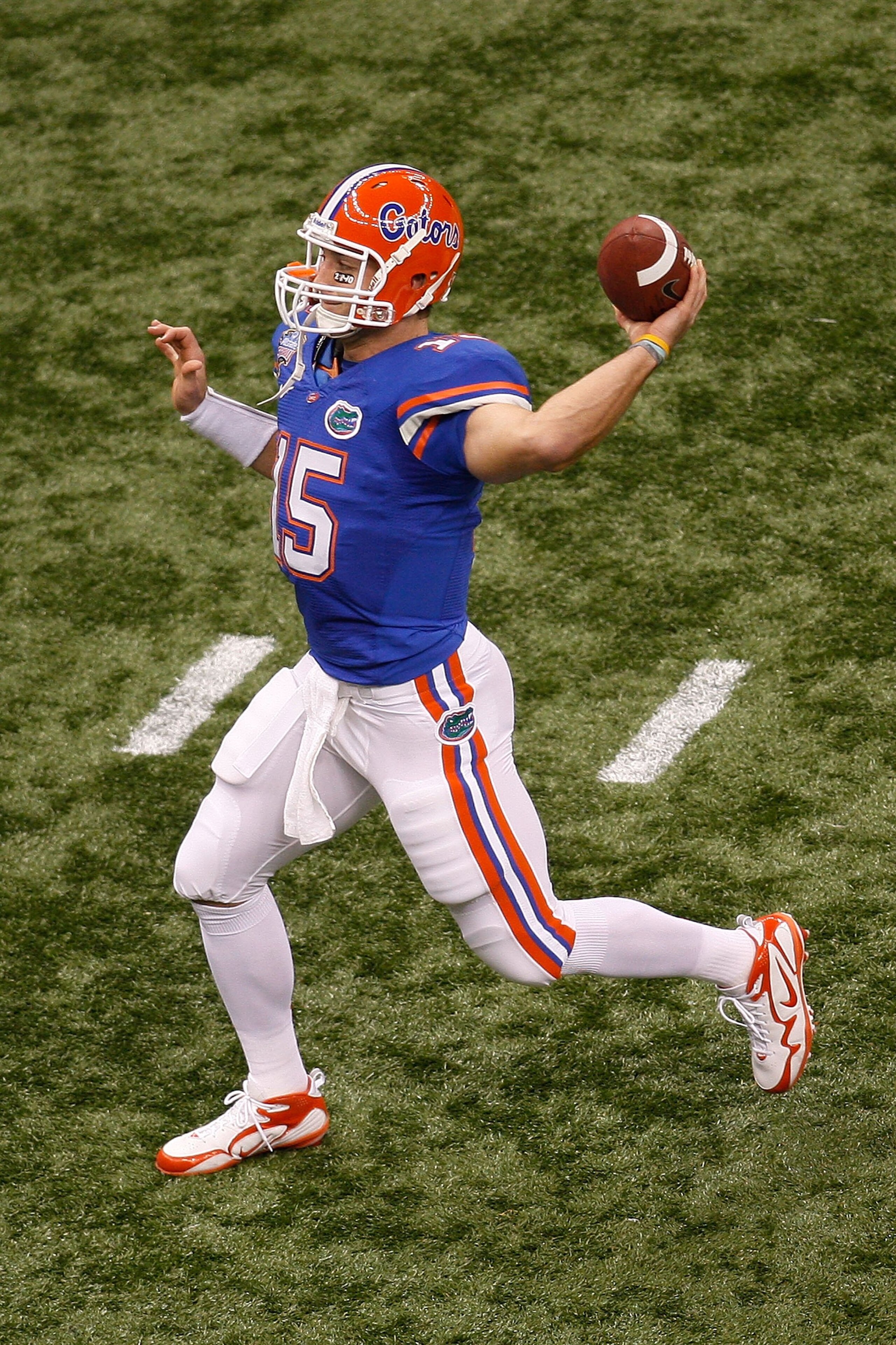 NEW ORLEANS - JANUARY 01:  Tim Tebow #15 of the Florida Gators throws a pass against the Cincinnati Bearcats during the Allstate Sugar Bowl at the Louisana Superdome on January 1, 2010 in New Orleans, Louisiana.  (Photo by Chris Graythen/Getty Images)