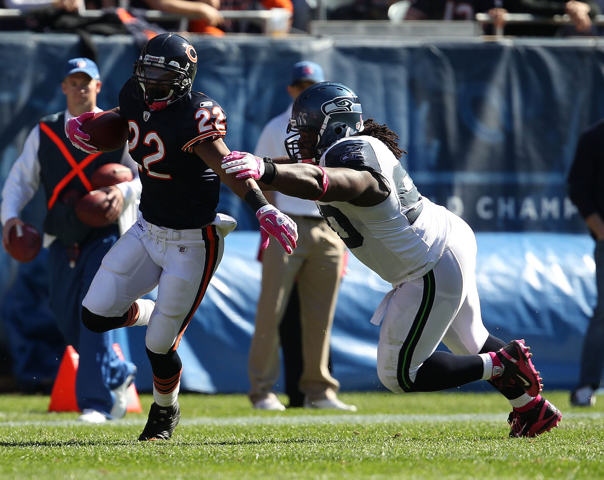 CHICAGO - OCTOBER 17: Matt Forte #22 of the Chicago Bears runs past Colin Cole #90 of the Seattle Seahawks at Soldier Field on October 17, 2010 in Chicago, Illinois. The Seahawks defeated the Bears 23-20. (Photo by Jonathan Daniel/Getty Images)