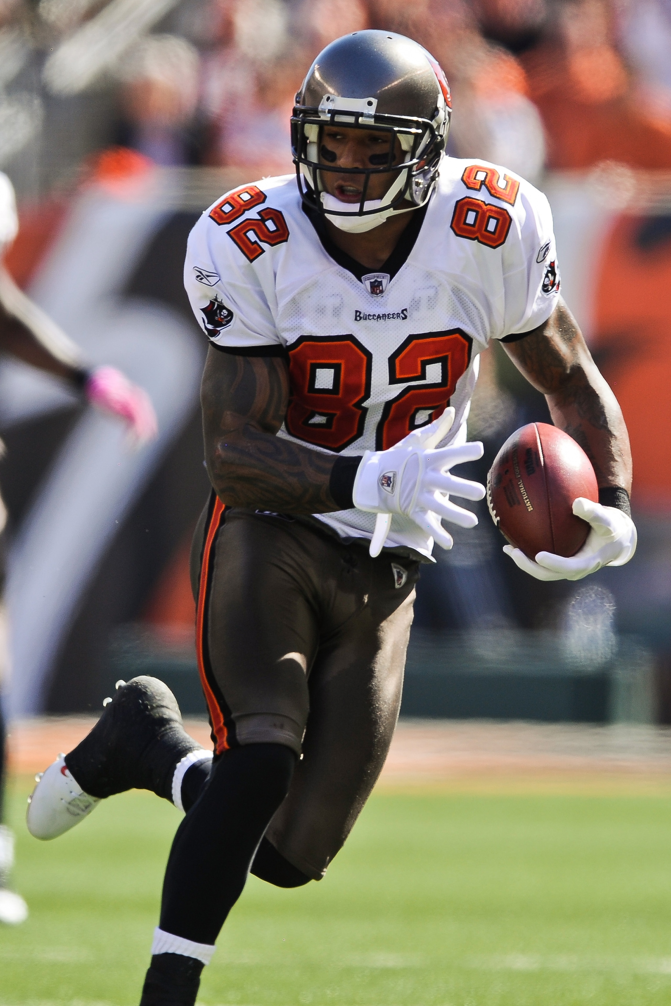 CINCINNATI, OH - OCTOBER 10: Kellen Winslow #82 of the Tampa Bay Buccaneers runs with the ball against the Cincinnati Bengals at Paul Brown Stadium on October 10, 2010 in Cincinnati, Ohio. (Photo by Jamie Sabau/Getty Images)