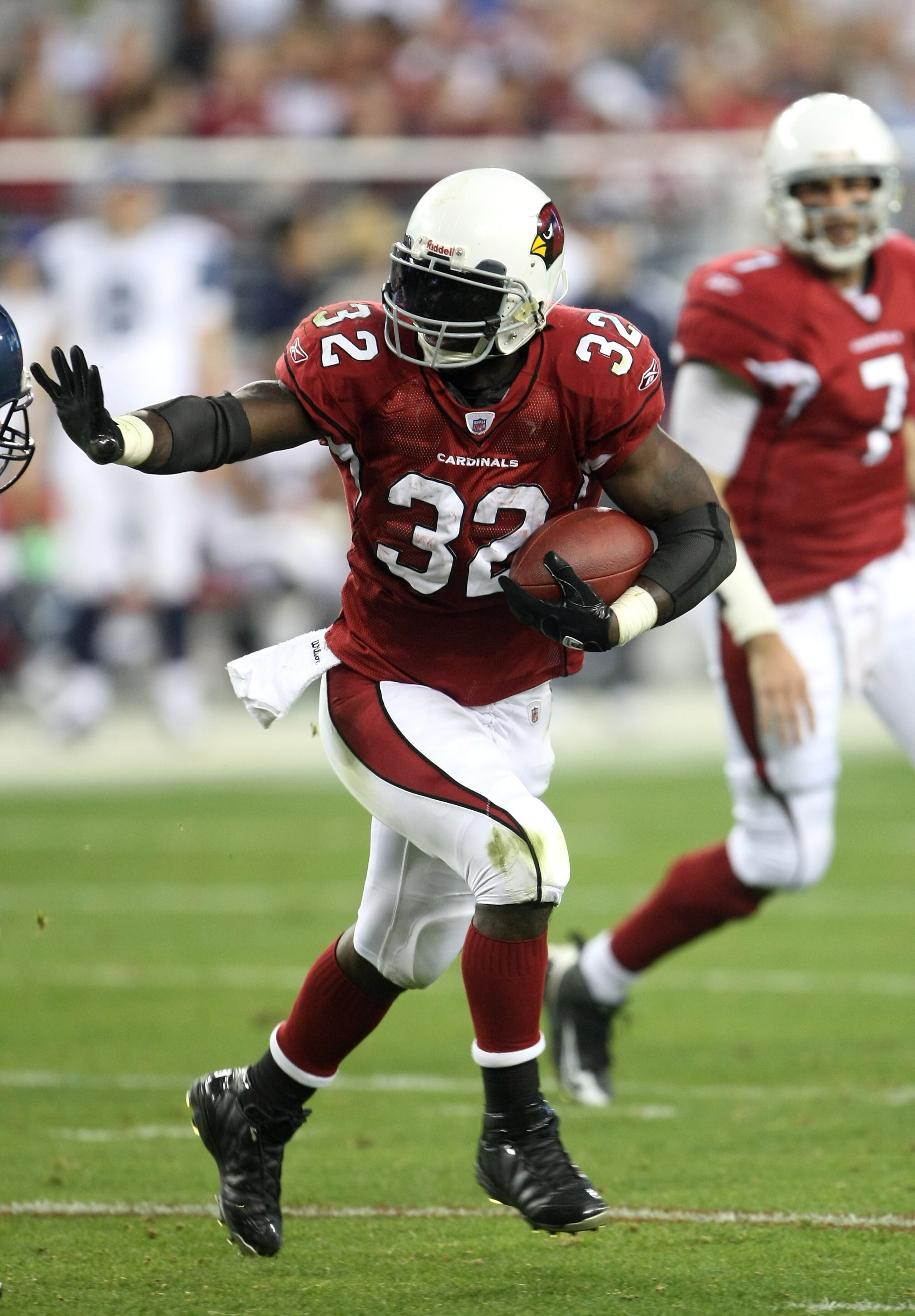 GLENDALE, AZ - DECEMBER 28:  Running back Edgerrin James #32 of the Arizona Cardinals carries the ball against the Seattle Seahawks on December 28, 2008 at University of Phoenix Stadium in Glendale, Arizona.  The Cardinals won 34-21.  (Photo by Stephen Du