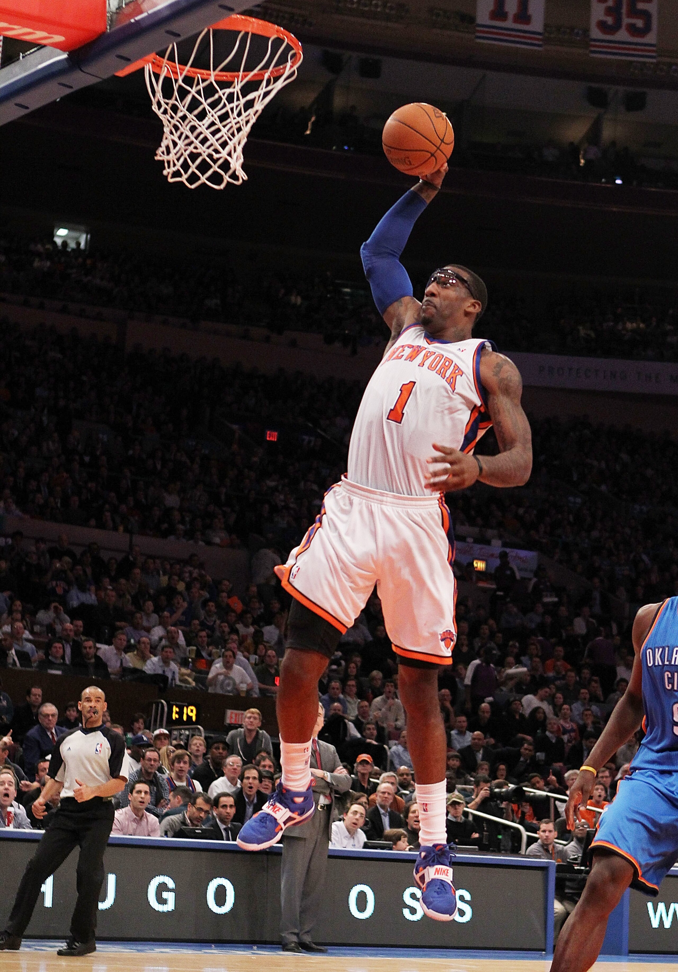 NEW YORK, NY - DECEMBER 22: Amar'e Stoudemire #1 of the New York Knicks dunks the ball against the Oklahoma City Thunder at Madison Square Garden on December 22, 2010 in New York City. NOTE TO USER: User expressly acknowledges and agrees that, by down NEW YORK, NY - DECEMBER 22: Amar'e Stoudemire #1 of the New York Knicks dunks the ball against the Oklahoma City Thunder at Madison Square Garden on December 22, 2010 in New York City. NOTE TO USER: User expressly acknowledges and agrees that, by down