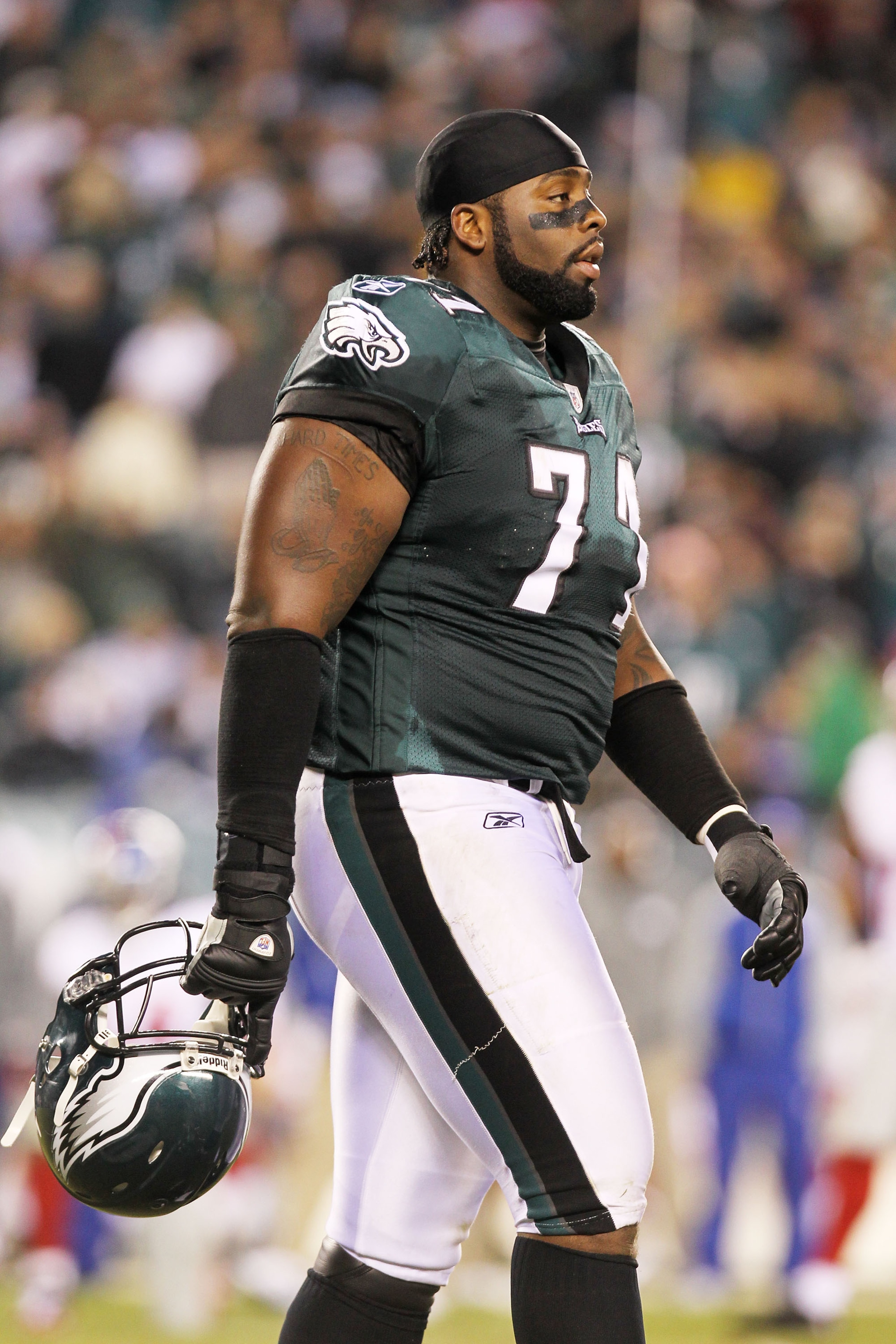 PHILADELPHIA, PA - NOVEMBER 21:  Jason Peters #71 of the Philadelphia Eagles reacts during their game against the New York Giants at Lincoln Financial Field on November 21, 2010 in Philadelphia, Pennsylvania.  (Photo by Nick Laham/Getty Images)