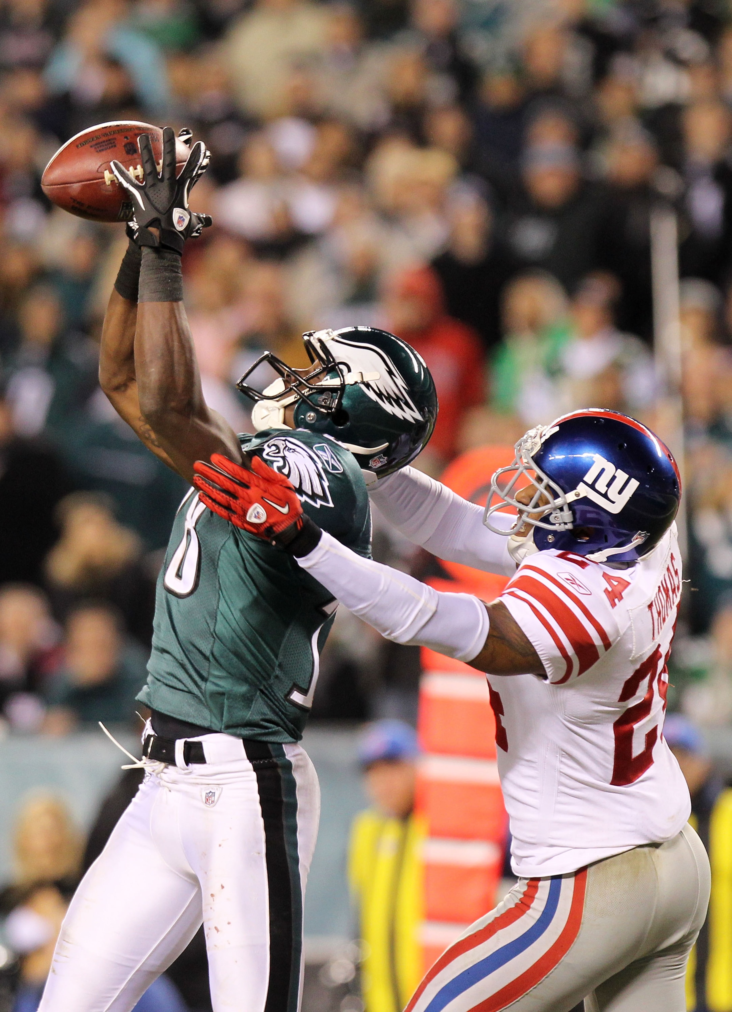 PHILADELPHIA, PA - NOVEMBER 21:  Terrell Thomas #24 of the New York Giants breaks up a pass intended Jeremy Maclin #18 of the Philadelphia Eagles at Lincoln Financial Field on November 21, 2010 in Philadelphia, Pennsylvania.  (Photo by Nick Laham/Getty Im