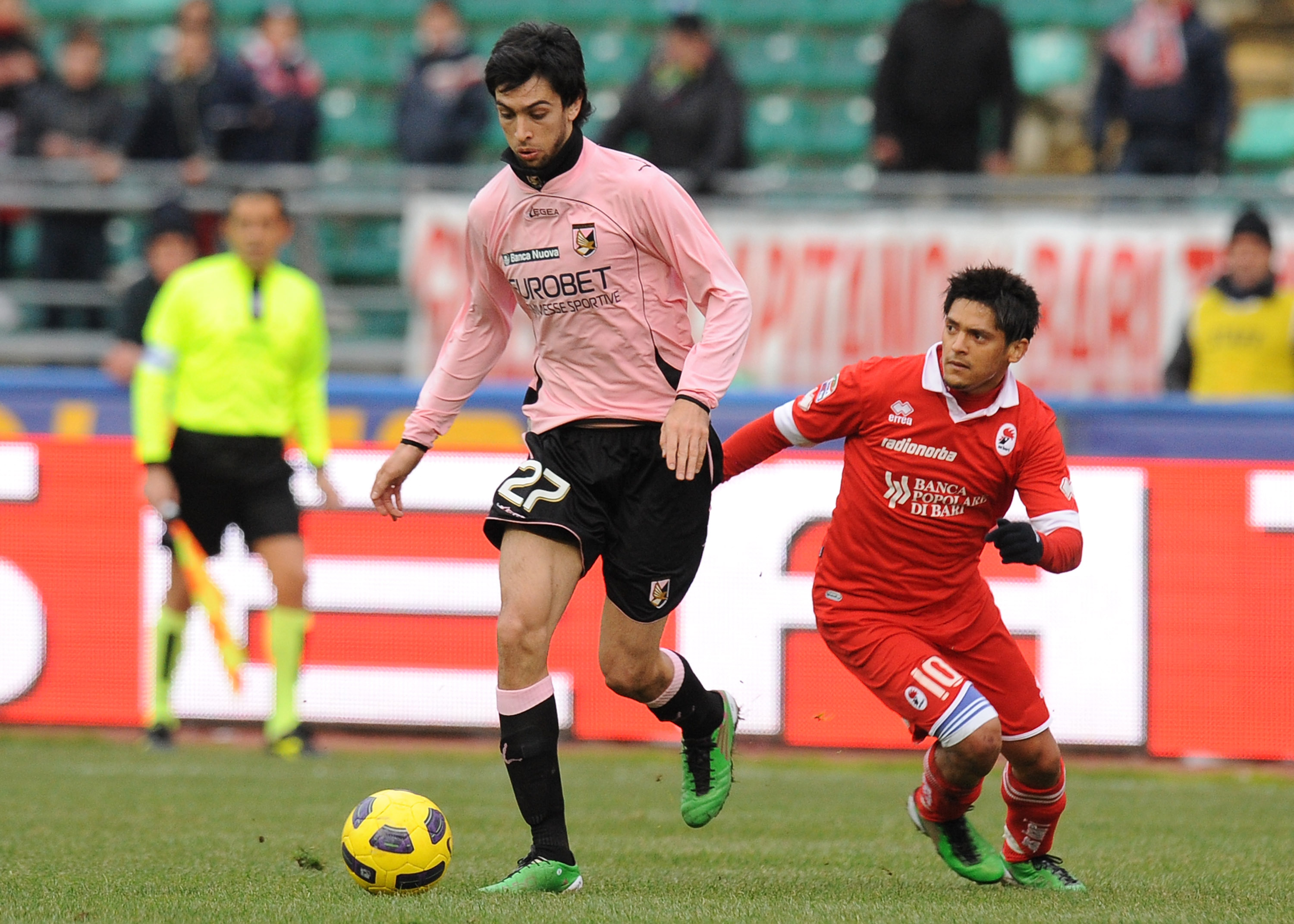 BARI, ITALY - DECEMBER 19: Javier Pastore (L) of Palermo holds off the challenge from Victor Barreto of Bari during the Serie A match between Bari and Palermo at Stadio San Nicola on December 19, 2010 in Bari, Italy.  (Photo by Tullio M. Puglia/Getty Imag