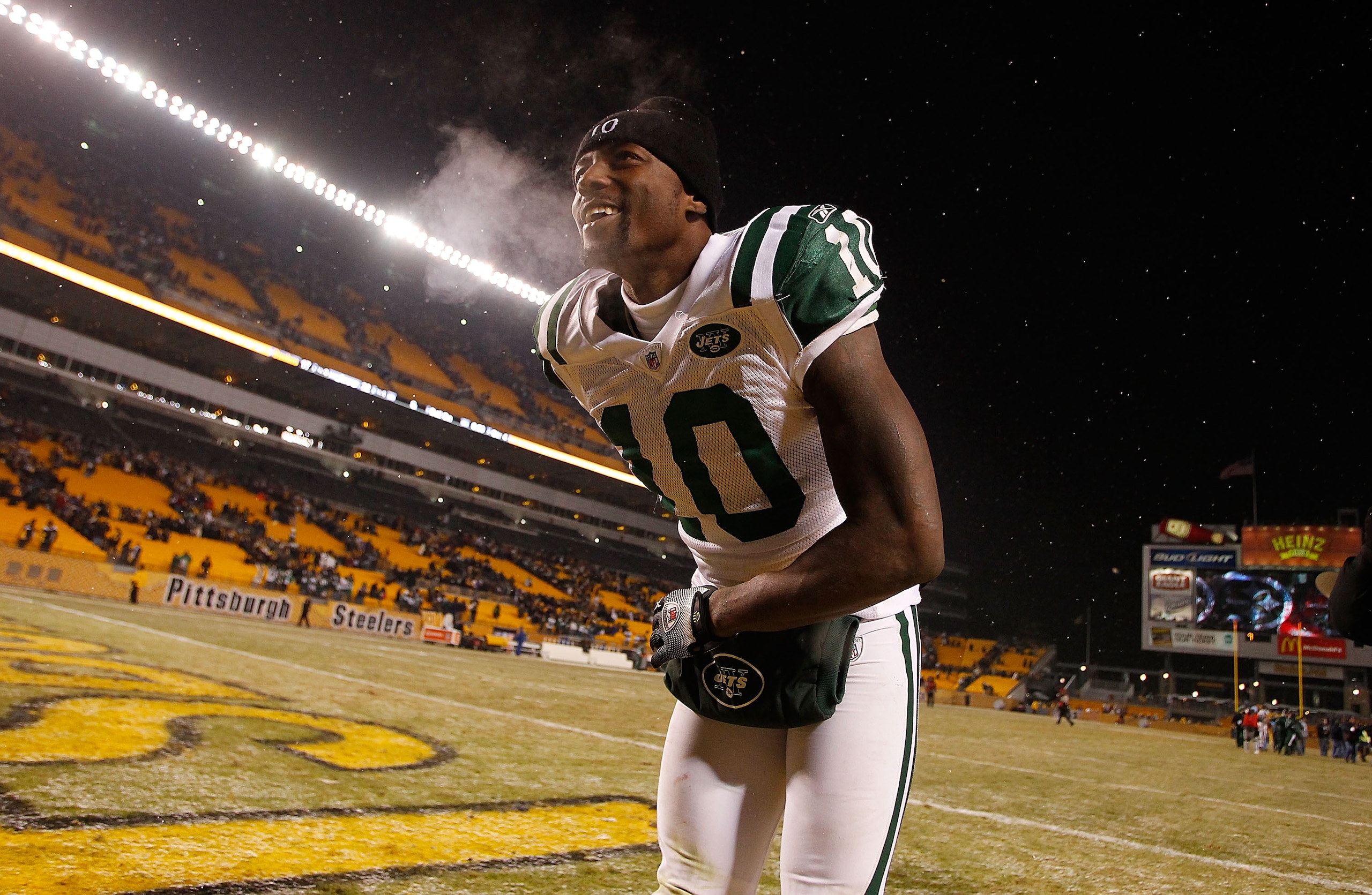PITTSBURGH - DECEMBER 19: Santonio Holmes #10 of the New York Jets bows to the crowd following their win against the Pittsburgh Steelers on December 19, 2010 at Heinz Field in Pittsburgh, Pennsylvania. (Photo by Jared Wickerham/Getty Images) PITTSBURGH - DECEMBER 19: Santonio Holmes #10 of the New York Jets bows to the crowd following their win against the Pittsburgh Steelers on December 19, 2010 at Heinz Field in Pittsburgh, Pennsylvania. (Photo by Jared Wickerham/Getty Images)