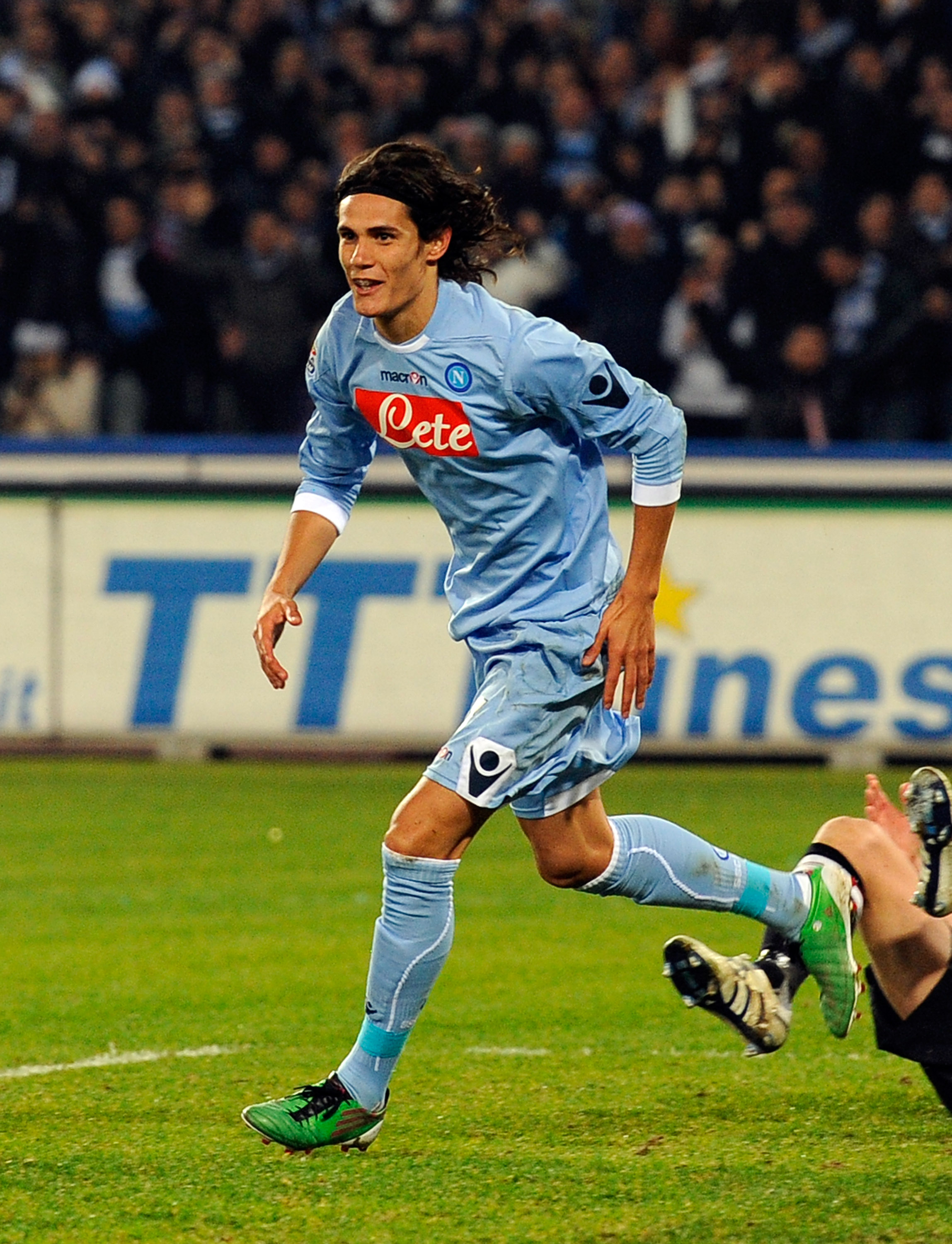 NAPLES, ITALY - JANUARY 09:  Edinson Cavani of SSC Napoli celebrates scoring the third goal during the Serie A match between SSC Napoli and Juventus FC at Stadio San Paolo on January 9, 2011 in Naples, Italy.  (Photo by Claudio Villa/Getty Images)