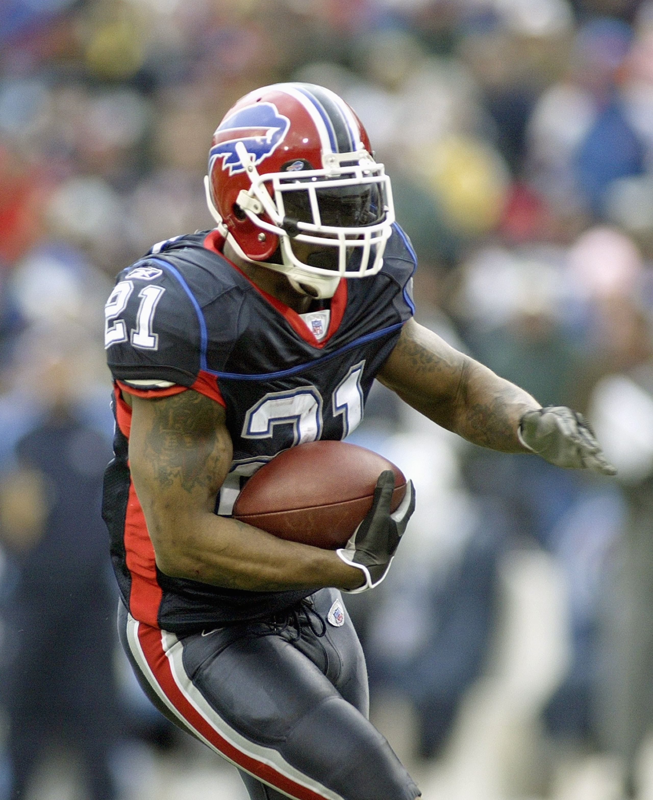 ORCHARD PARK, NY - DECEMBER 24: Willis McGahee #21of the Buffalo Bills carries the ball during the game against the Tennessee Titans on December 24, 2006 at Ralph Wilson Stadium in Orchard Park, New York. The Titans defeated the Bills 30-29. (Photo by Ric