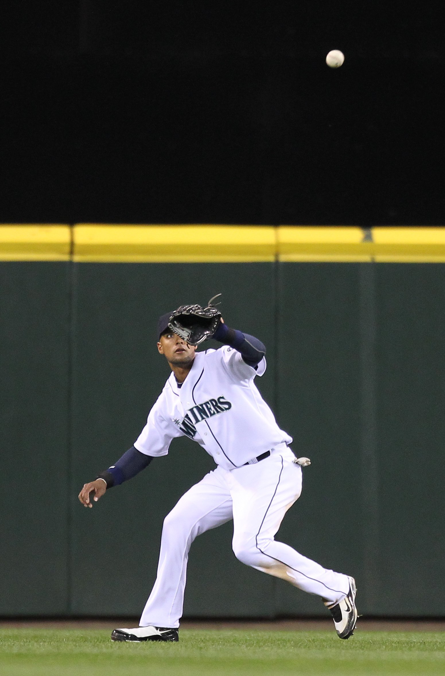 SEATTLE - APRIL 20:  Center fielder Franklin Gutierrez #21 of the Seattle Mariners lines up a catch against the Baltimore Orioles at Safeco Field on April 20, 2010 in Seattle, Washington. (Photo by Otto Greule Jr/Getty Images)