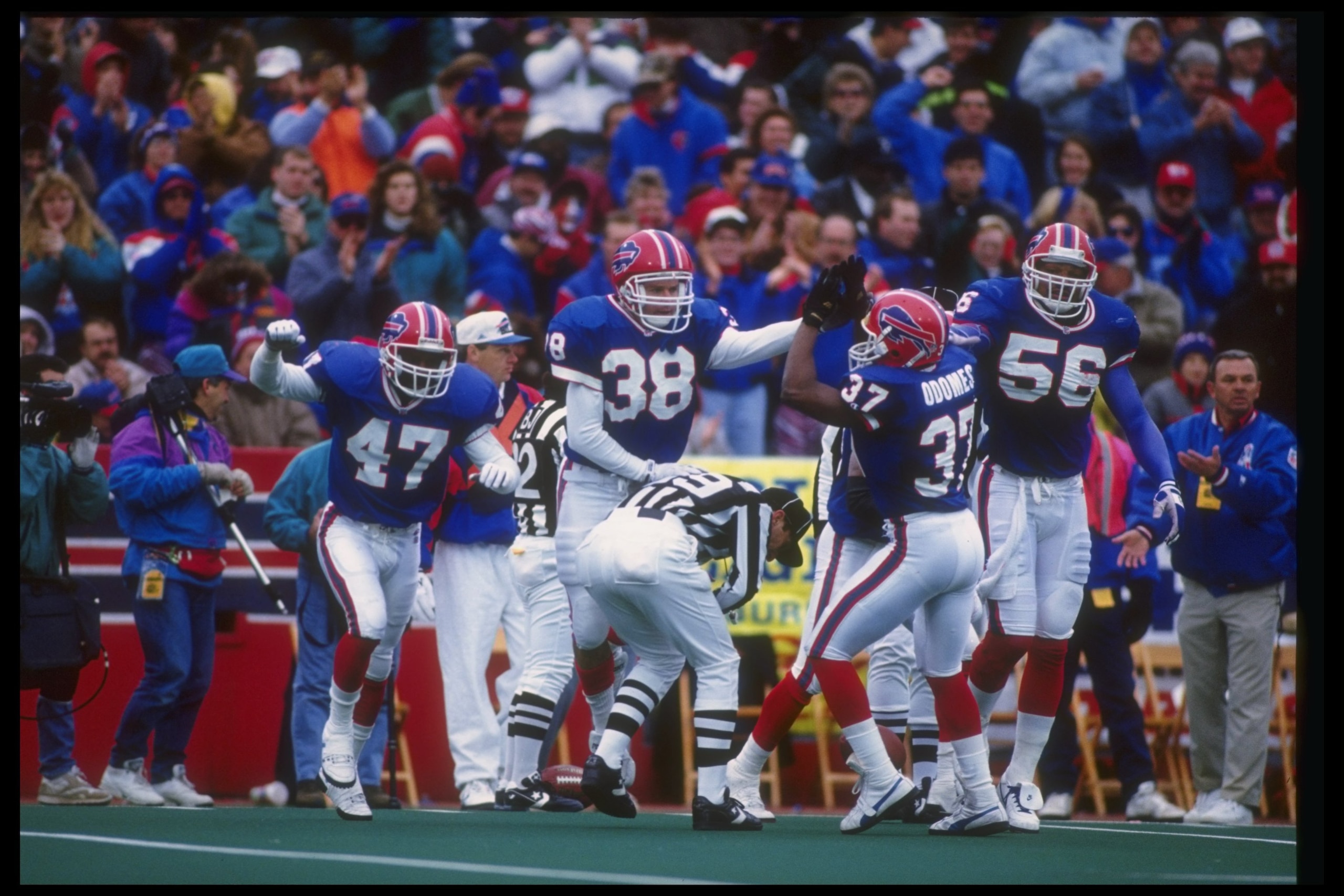 1 Nov 1992:  General view of a game between the New England Patriots and the Buffalo Bills at Rich Stadium in Orchard Park, New York.  The Bills won the game, 16-7. Mandatory Credit: Rick Stewart  /Allsport