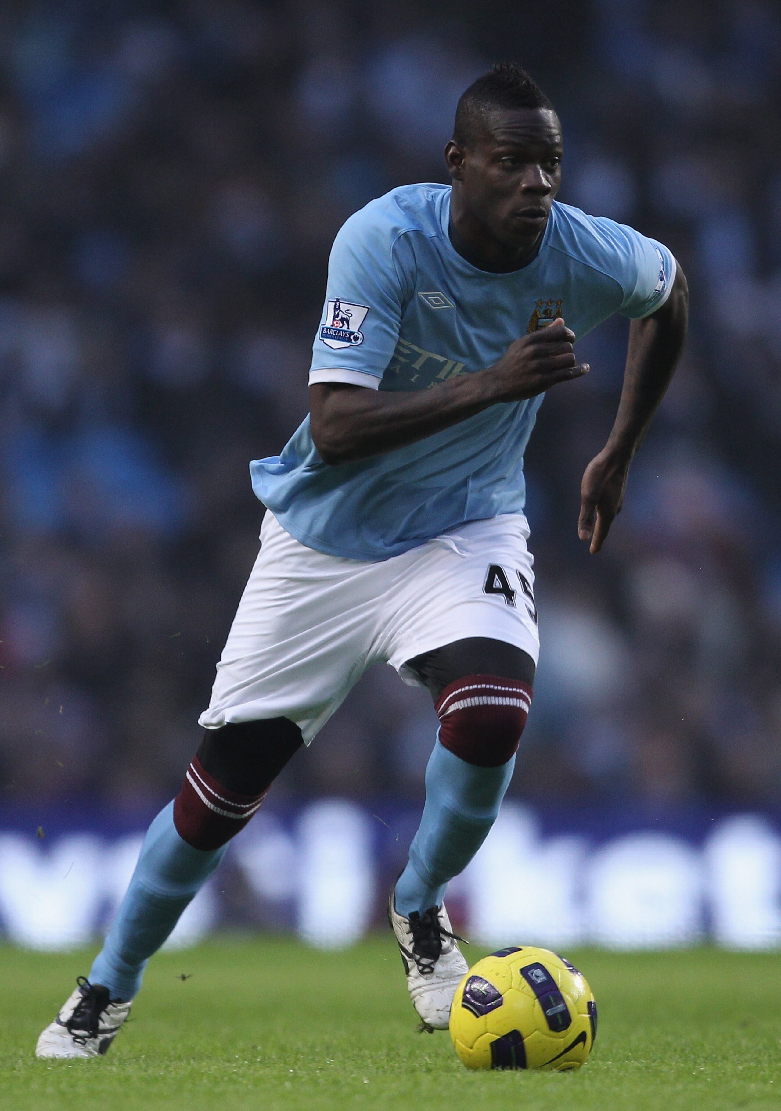 MANCHESTER, ENGLAND - DECEMBER 28:  Mario Balotelli of Manchester City runs with the ball during the Barclays Premier League match between Manchester City and Aston Villa at the City of Manchester Stadium on December 28, 2010 in Manchester, England.  (Pho