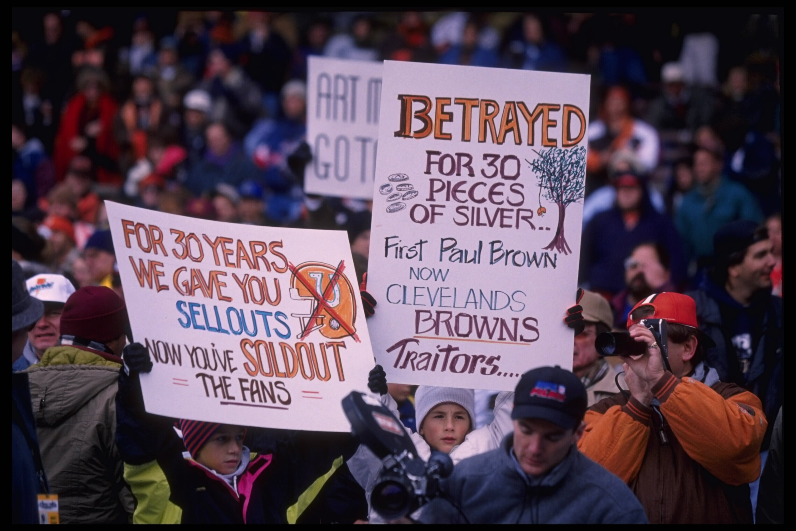 5 Nov 1995:  Fans of the Cleveland Browns at Cleveland Stadium in Ohio bemoan the fact their team is moving to a different city.  The Oilers defeated the Browns on this day 37-10.  Mandatory Credit:  Rick Stewart/Allsport