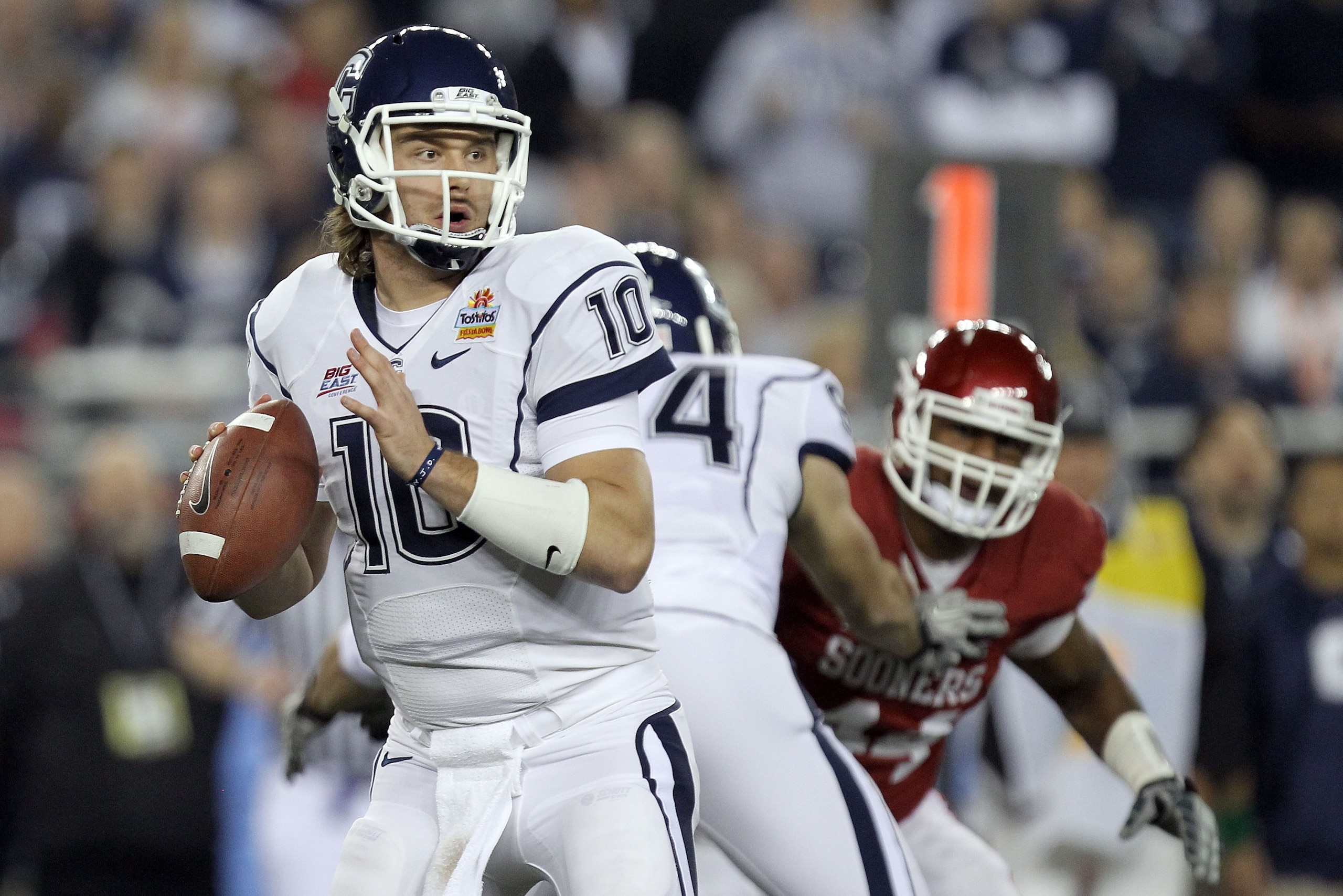 GLENDALE, AZ - JANUARY 01:  Zach Frazer #10 of the Connecticut Huskies  throws the ball against the Oklahoma Sooners during the Tostitos Fiesta Bowl at the Universtity of Phoenix Stadium on January 1, 2011 in Glendale, Arizona.  (Photo by Ronald Martinez/