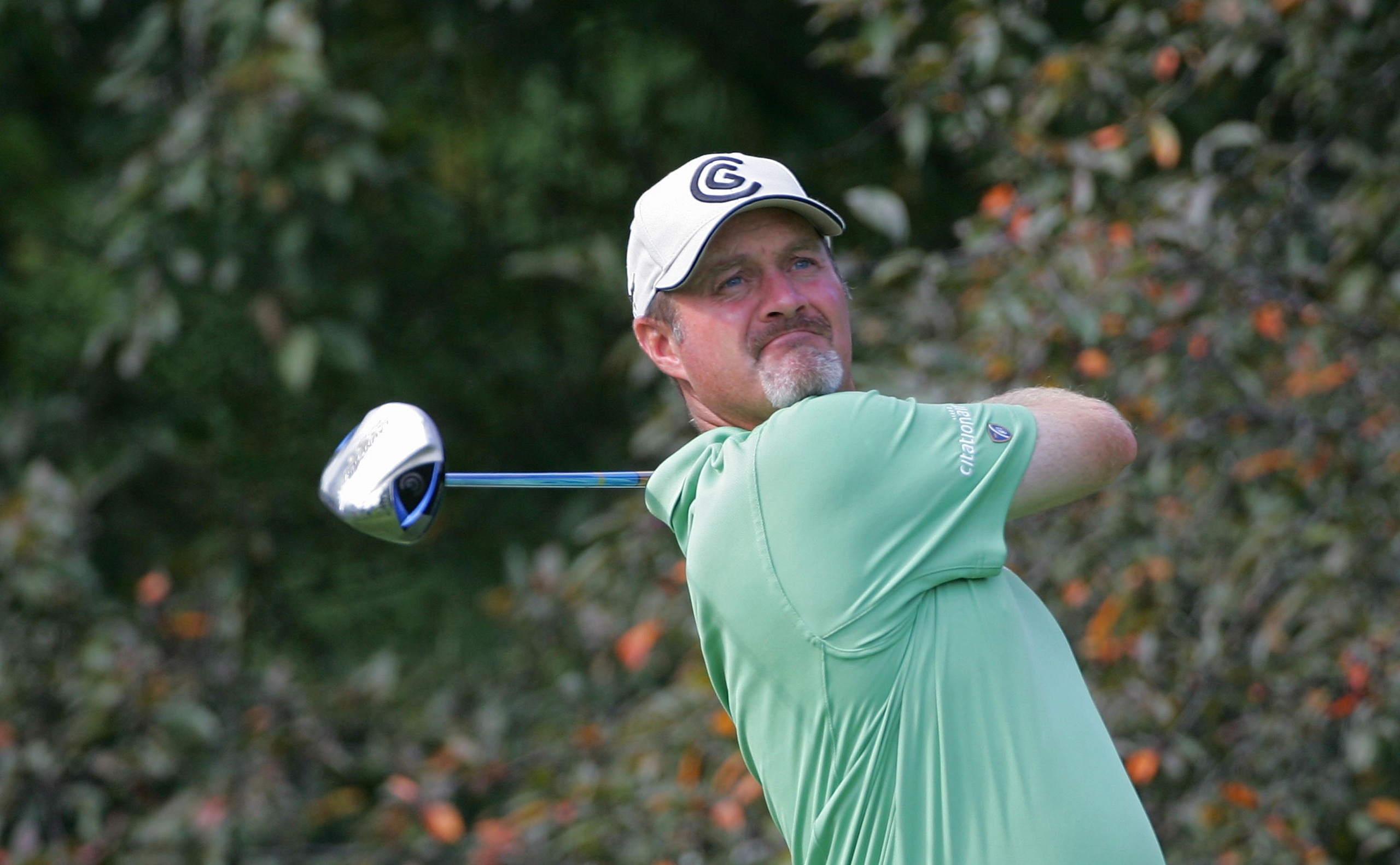 CROMWELL, CT - JUNE 24:  Jerry Kelly hits a tee shot during the first round of the Travelers Championship held at TPC River Highlands on June 24, 2010 in Cromwell, Connecticut.  (Photo by Michael Cohen/Getty Images)