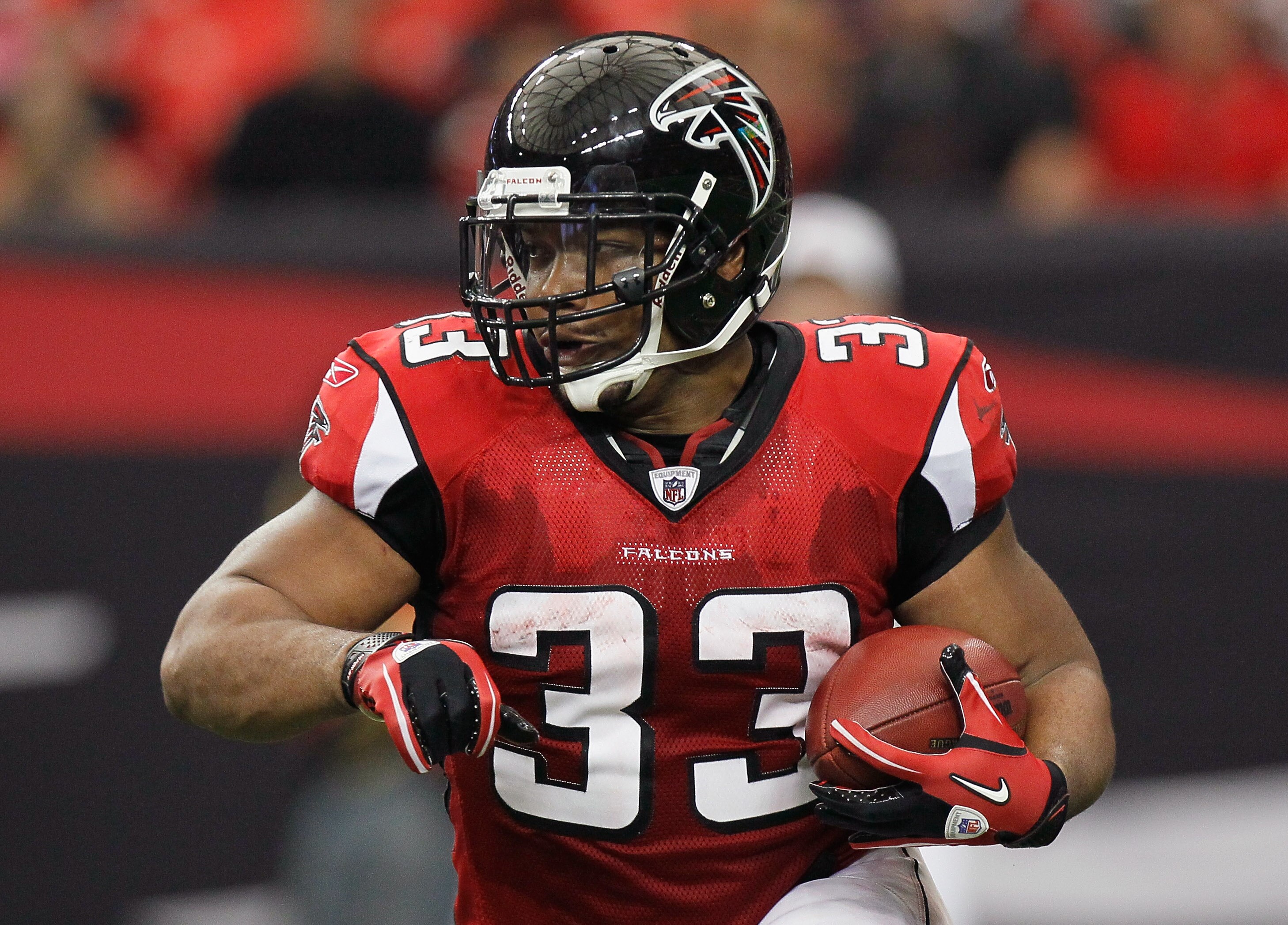 ATLANTA - NOVEMBER 07:  Michael Turner #33 of the Atlanta Falcons rushes upfield against the Tampa Bay Buccaneers at Georgia Dome on November 7, 2010 in Atlanta, Georgia.  (Photo by Kevin C. Cox/Getty Images)