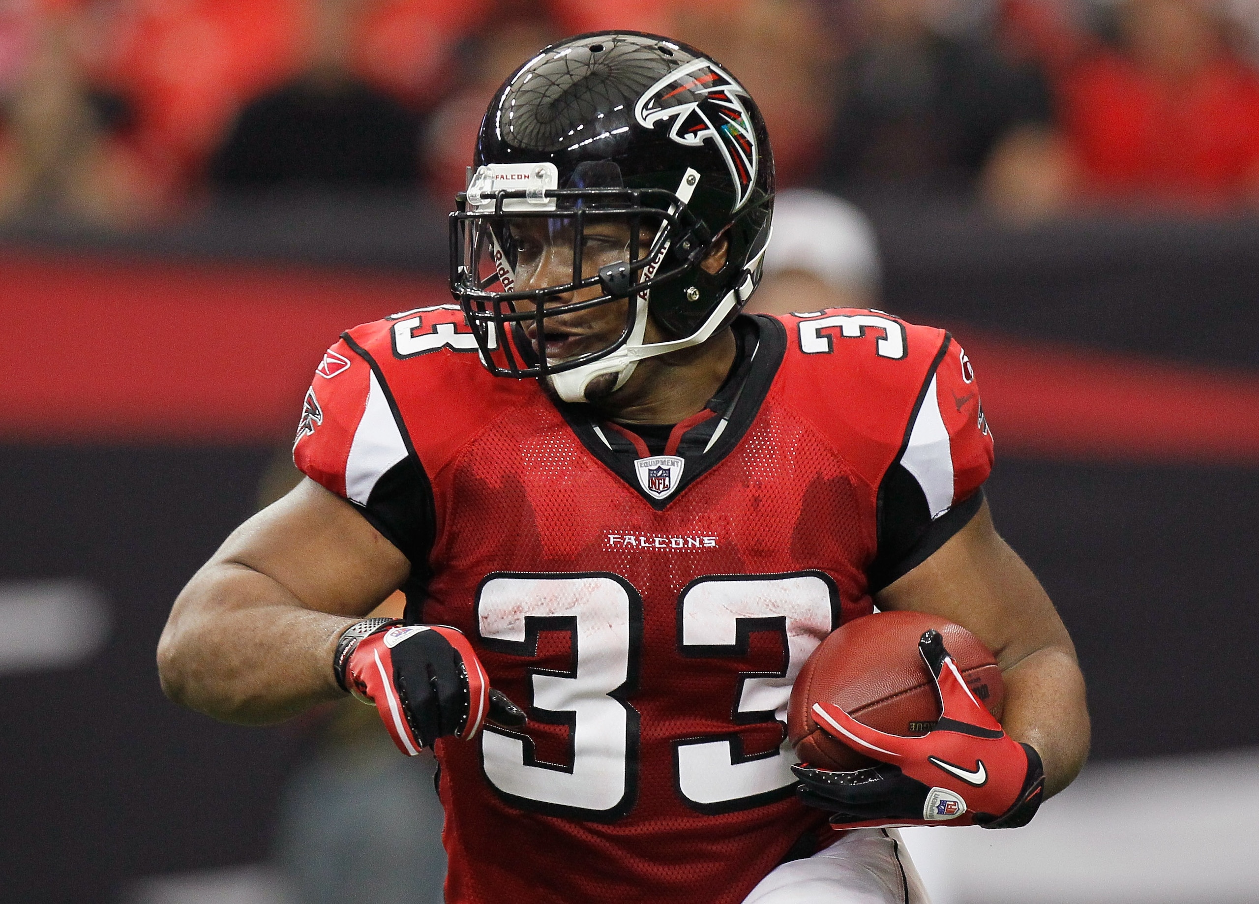 ATLANTA - NOVEMBER 07:  Michael Turner #33 of the Atlanta Falcons rushes upfield against the Tampa Bay Buccaneers at Georgia Dome on November 7, 2010 in Atlanta, Georgia.  (Photo by Kevin C. Cox/Getty Images)