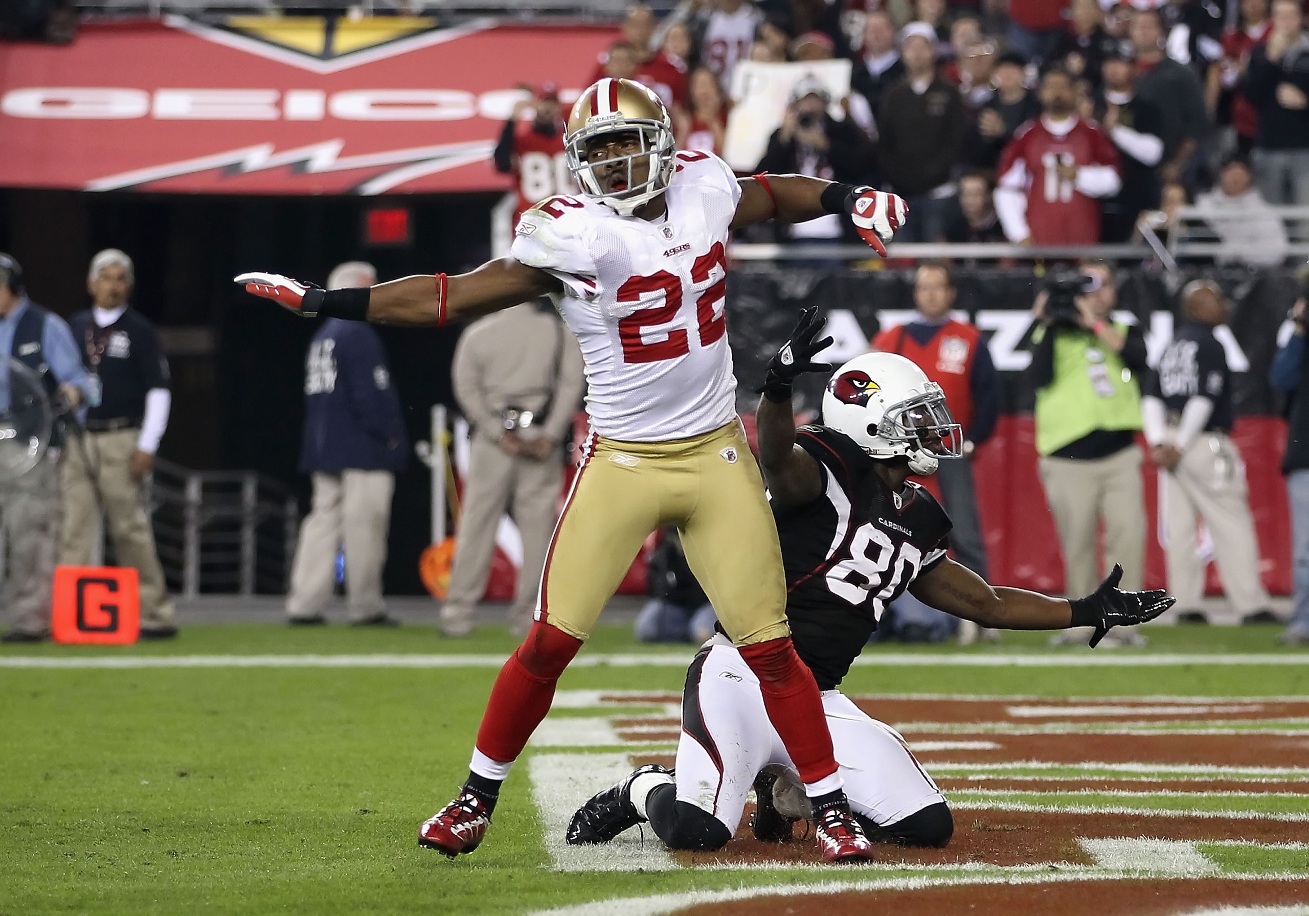 GLENDALE, AZ - NOVEMBER 29:  Cornerback Nate Clements #22 of the San Francisco 49ers celebrates after stopping a pass to Early Doucet #80 of the Arizona Cardinals during the NFL game at the University of Phoenix Stadium on November 29, 2010 in Glendale, A