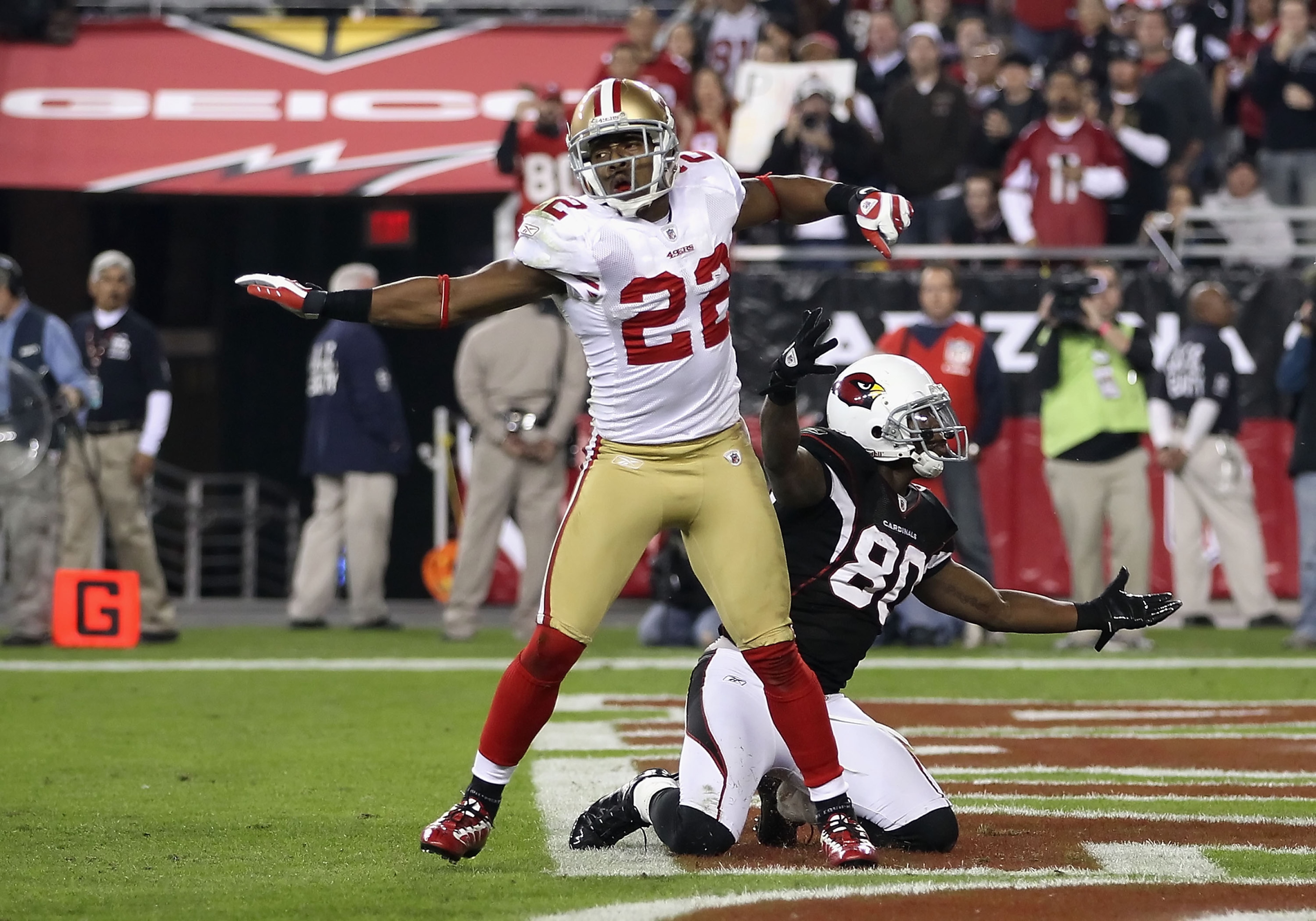 GLENDALE, AZ - NOVEMBER 29:  Cornerback Nate Clements #22 of the San Francisco 49ers celebrates after stopping a pass to Early Doucet #80 of the Arizona Cardinals during the NFL game at the University of Phoenix Stadium on November 29, 2010 in Glendale, A