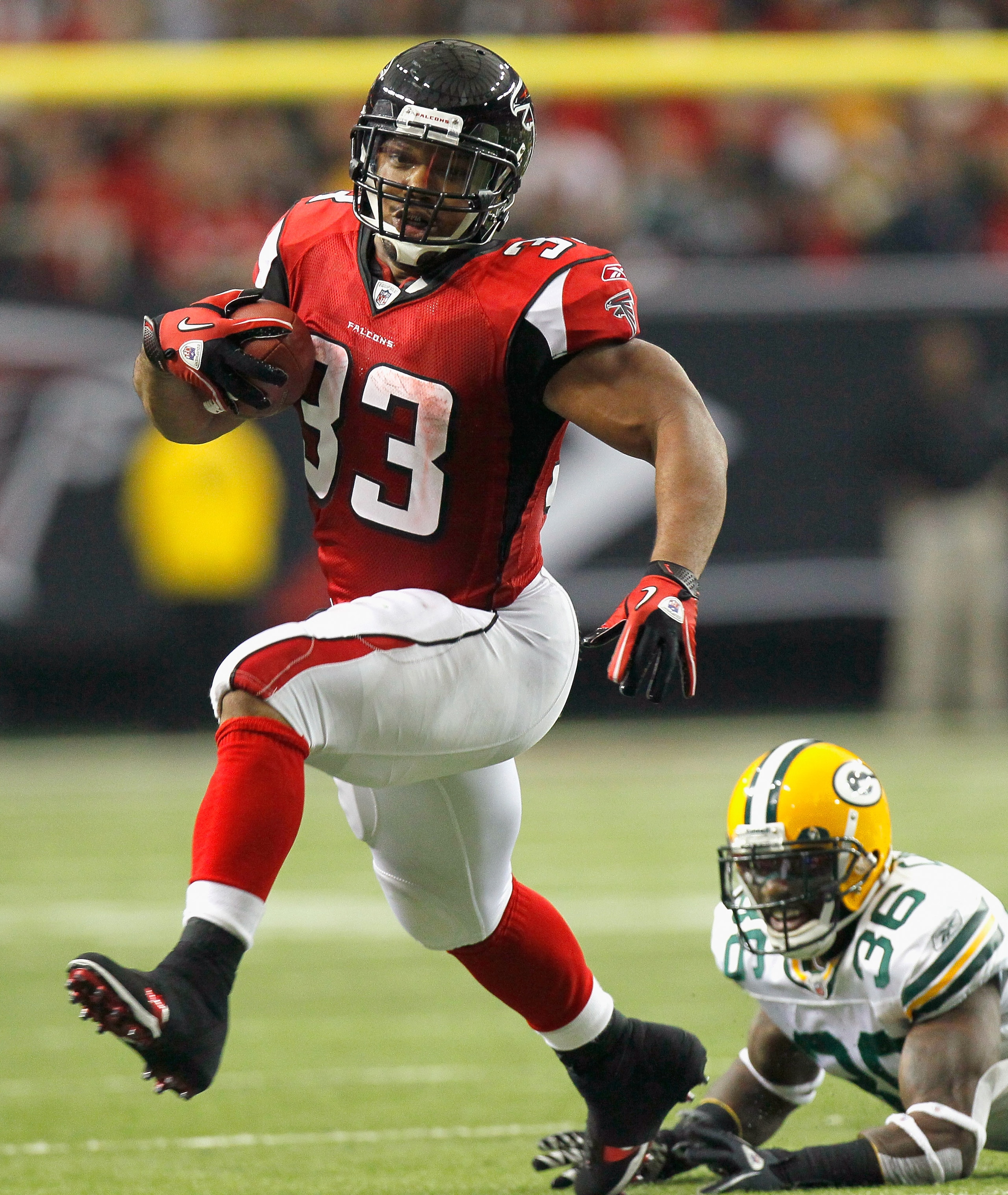 ATLANTA - NOVEMBER 28: Michael Turner #33 of the Atlanta Falcons rushes rushes upfield away from Nick Collins #36 of the Green Bay Packers at Georgia Dome on November 28, 2010 in Atlanta, Georgia. (Photo by Kevin C. Cox/Getty Images) ATLANTA - NOVEMBER 28: Michael Turner #33 of the Atlanta Falcons rushes rushes upfield away from Nick Collins #36 of the Green Bay Packers at Georgia Dome on November 28, 2010 in Atlanta, Georgia. (Photo by Kevin C. Cox/Getty Images)