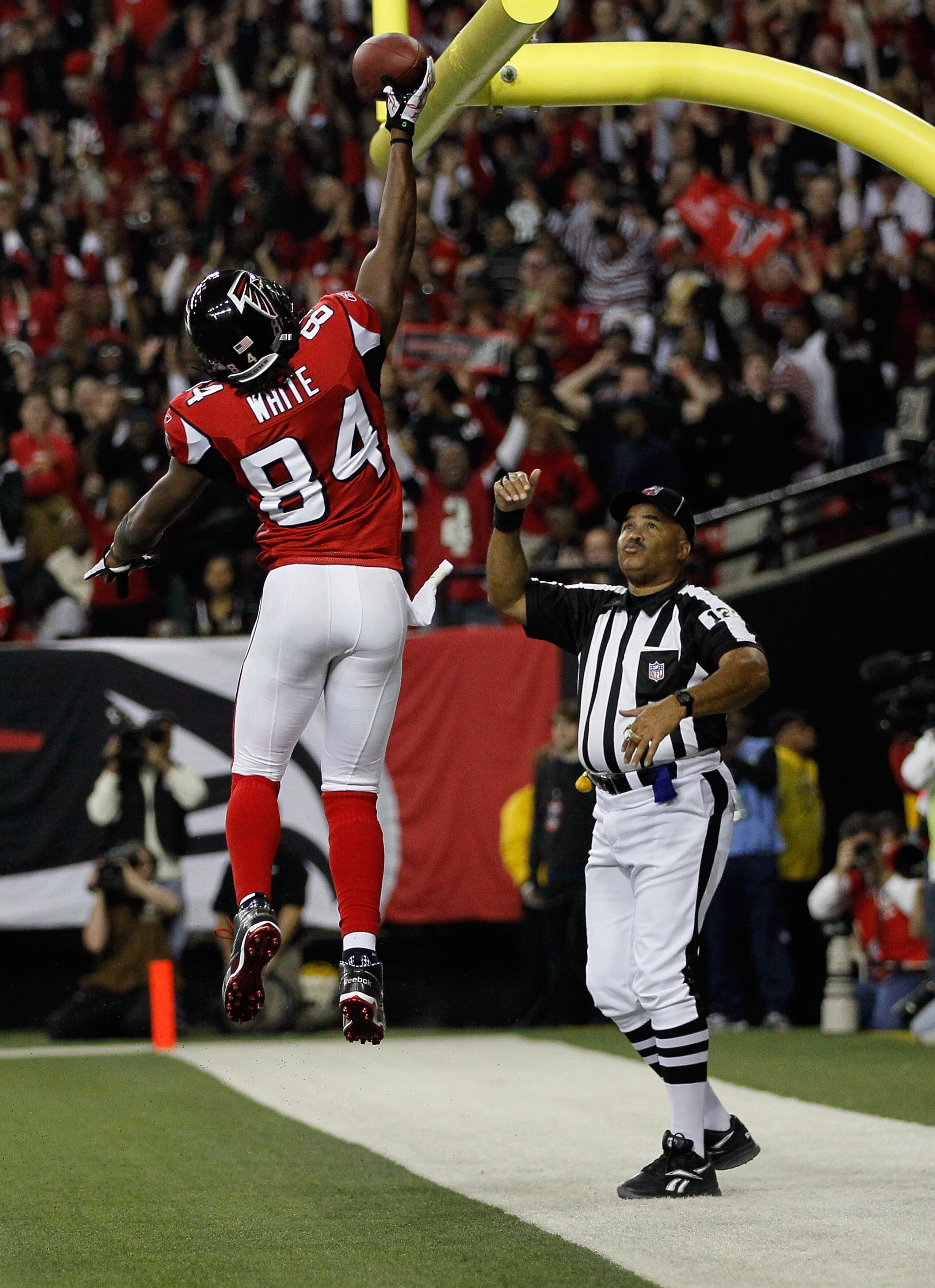 ATLANTA, GA - DECEMBER 27: Roddy White #84 of the Atlanta Falcons celebrates a first half touchdown during the game against the New Orleans Saints at the Georgia Dome on December 27, 2010 in Atlanta, Georgia. (Photo by Kevin C. Cox/Getty Images) ATLANTA, GA - DECEMBER 27: Roddy White #84 of the Atlanta Falcons celebrates a first half touchdown during the game against the New Orleans Saints at the Georgia Dome on December 27, 2010 in Atlanta, Georgia. (Photo by Kevin C. Cox/Getty Images)