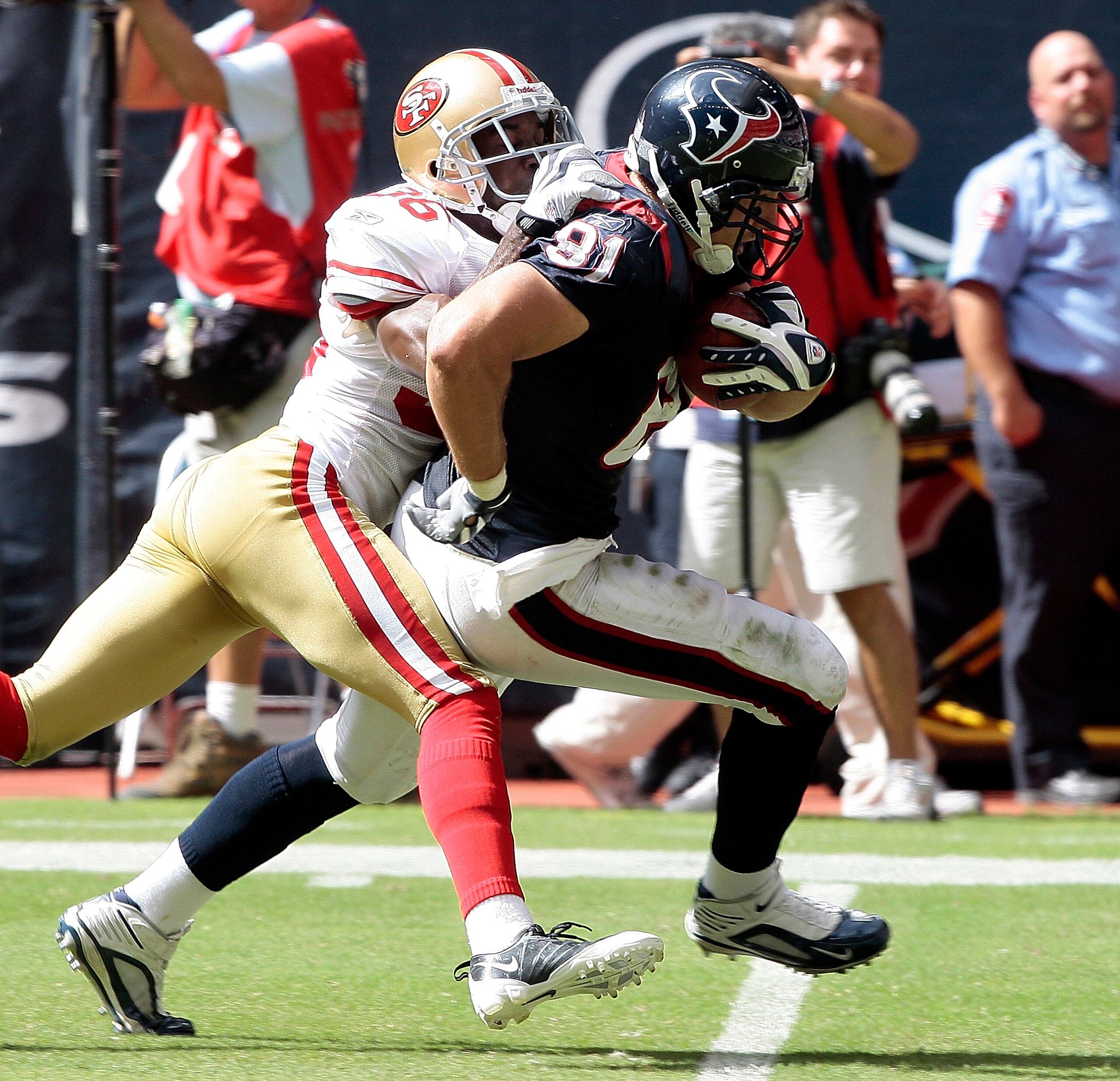 HOUSTON - OCTOBER 25:  Tight end Owen Daniels #81 of the Houston Texans scores as he breaks the tackle of cornerback Shawntae Spencer #36 of the San Francisco 49ers at Reliant Stadium on October 25, 2009 in Houston, Texas.  (Photo by Bob Levey/Getty Image