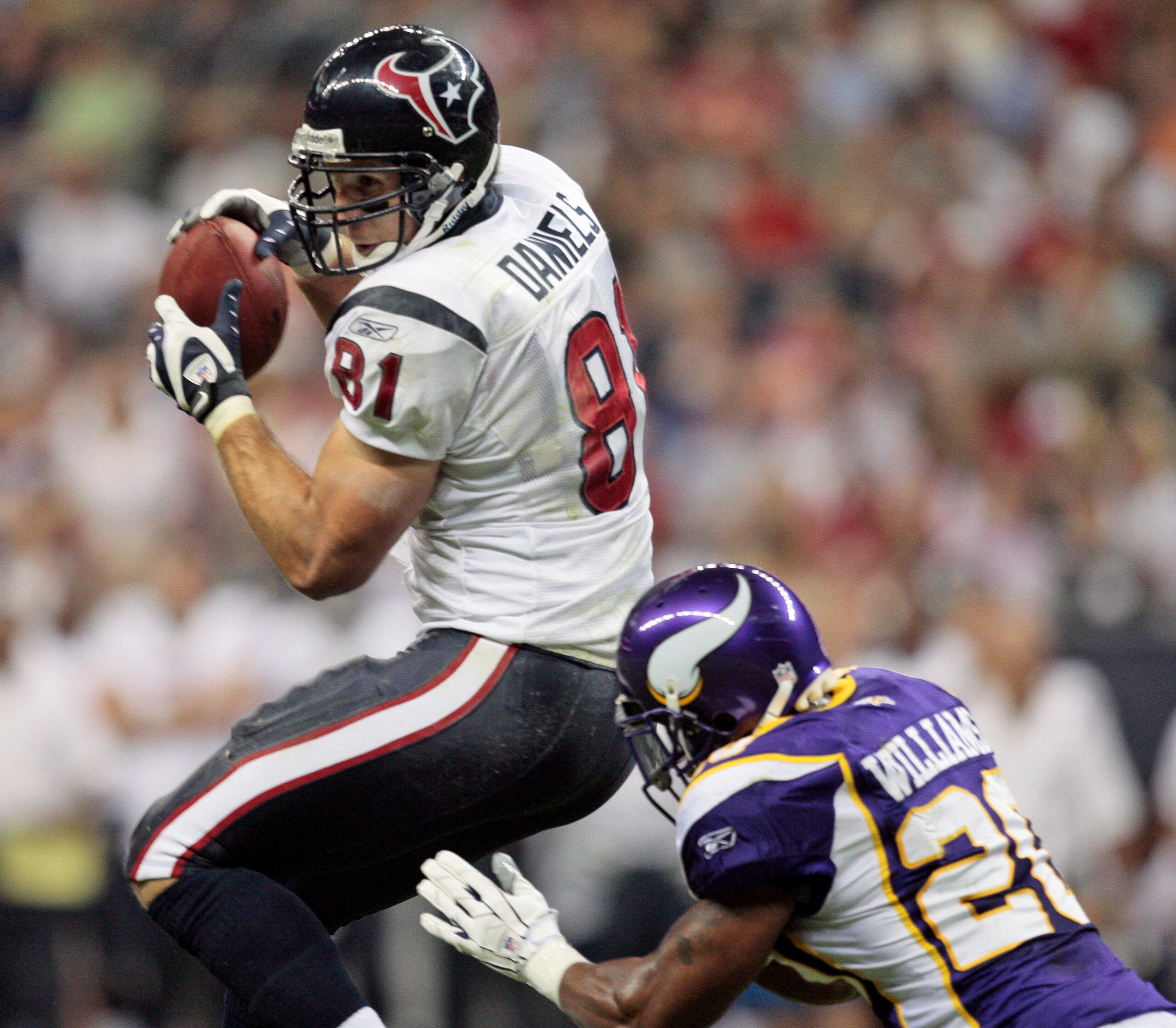HOUSTON - AUGUST 31:  Wide receiver Owen Daniels #81 of the Houston Texans makes a reception against safety Madieu Williams #20 of the Minnesota Vikings at Reliant Stadium on August 31, 2009 in Houston, Texas.  (Photo by Bob Levey/Getty Images)