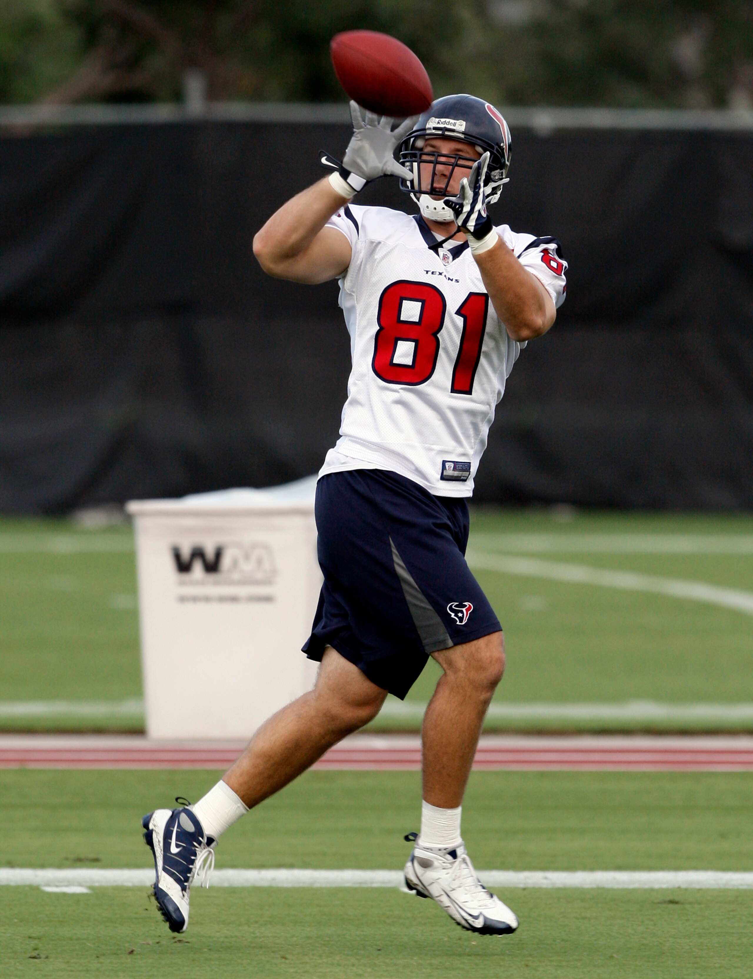 HOUSTON - JULY 31:  Tight-end Owen Daniels #81 of the Houston Texans completes a reception during Texans training camp on July 31, 2009 in Houston, Texas.  (Photo by Bob Levey/Getty Images)