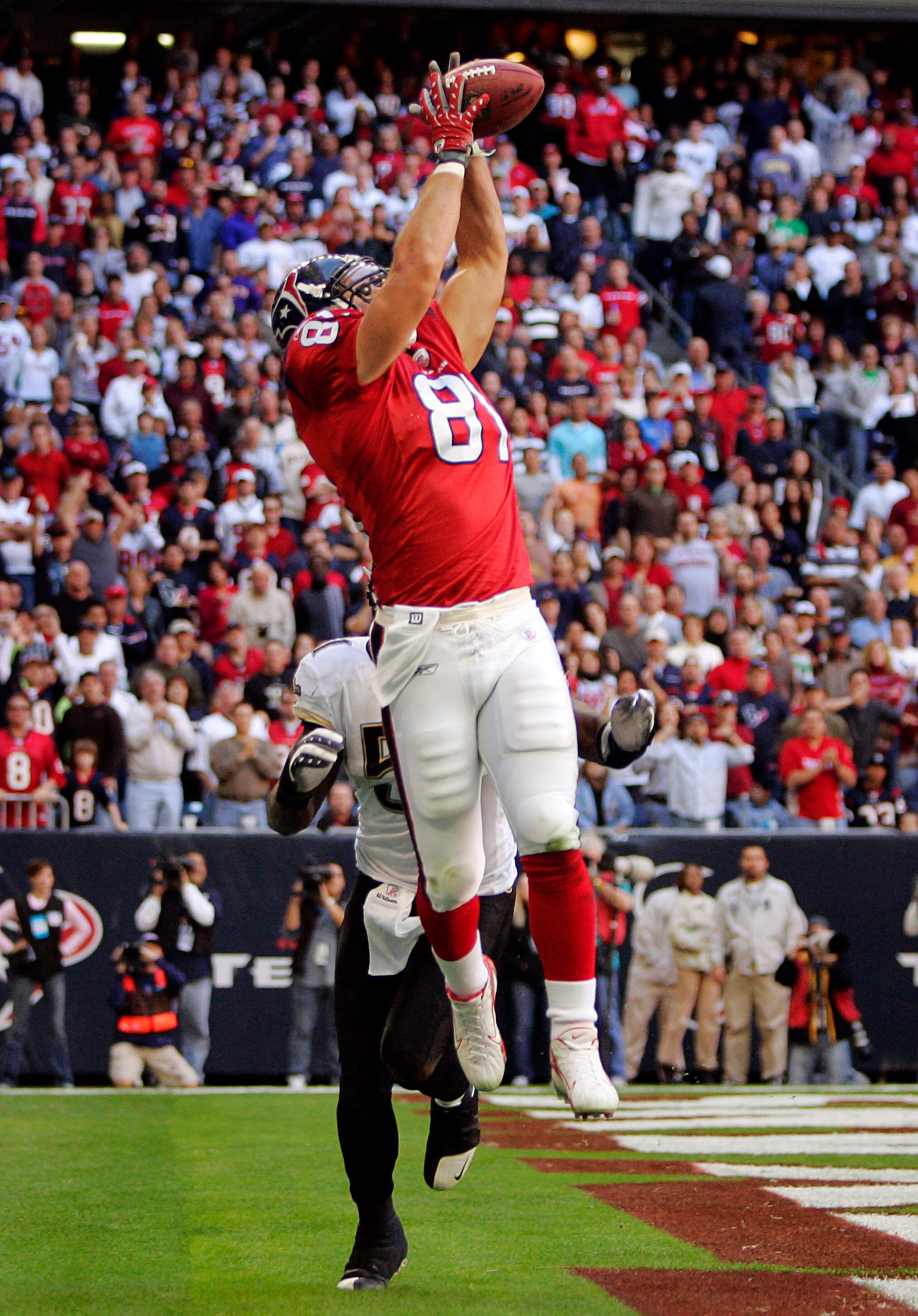 HOUSTON - DECEMBER 30:  Tight end Owen Daniels #81 of the Houston Texans catches a touchdown pass on fourth down against linebacker Clint Ingram #51 of the Jacksonville Jaguars in the second quarter on December 30, 2007 at Reliant Stadium in Houston, Texa