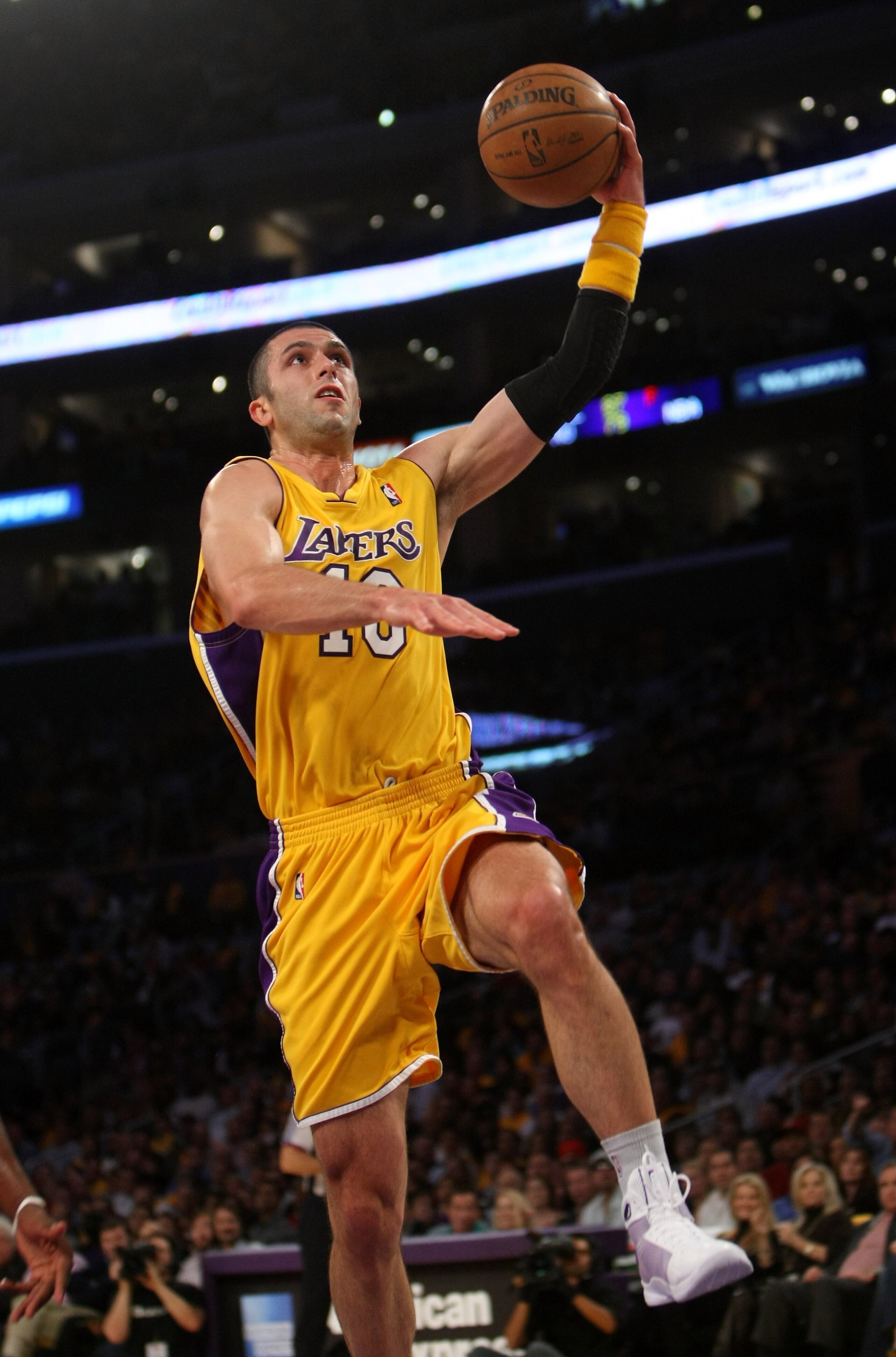 LOS ANGELES, CA - NOVEMBER 05: Vladimir Radmanovic #10 of the Los Angeles Lakers goes up for a layup against the Los Angeles Clippers on November 5, 2008 at Staples Center in Los Angeles, California. The Lakers won 106-88. NOTE TO USER: User expressly LOS ANGELES, CA - NOVEMBER 05: Vladimir Radmanovic #10 of the Los Angeles Lakers goes up for a layup against the Los Angeles Clippers on November 5, 2008 at Staples Center in Los Angeles, California. The Lakers won 106-88. NOTE TO USER: User expressly