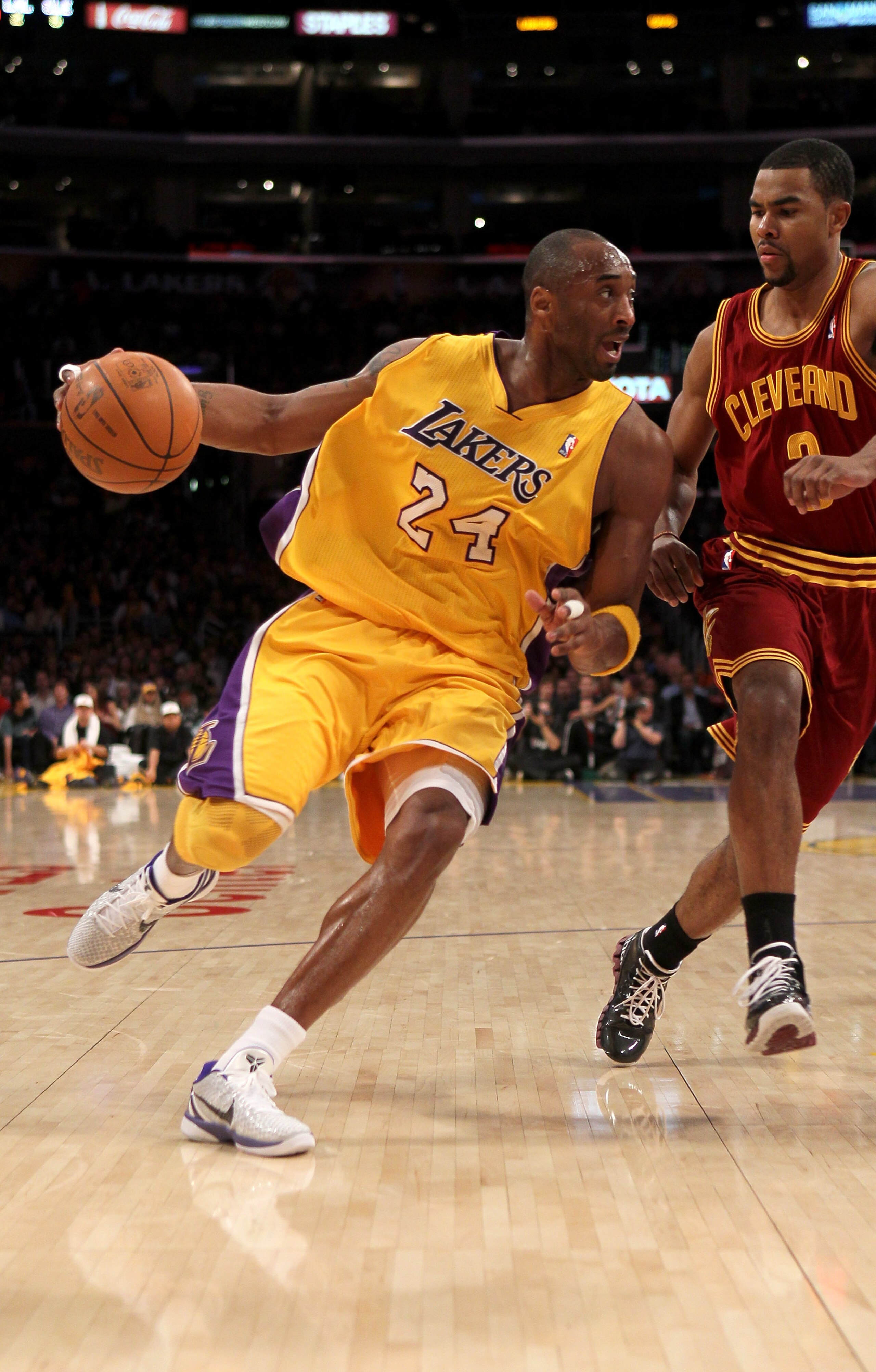LOS ANGELES, CA - JANUARY 11: Kobe Bryant #24 of the Los Angeles Lakers drives against Ramon Sessions #3 of the Cleveland Cavaliers at Staples Center on January 11, 2011 in Los Angeles, California. The Lakers won 112-57. NOTE TO USER: User expressly ac LOS ANGELES, CA - JANUARY 11: Kobe Bryant #24 of the Los Angeles Lakers drives against Ramon Sessions #3 of the Cleveland Cavaliers at Staples Center on January 11, 2011 in Los Angeles, California. The Lakers won 112-57. NOTE TO USER: User expressly ac