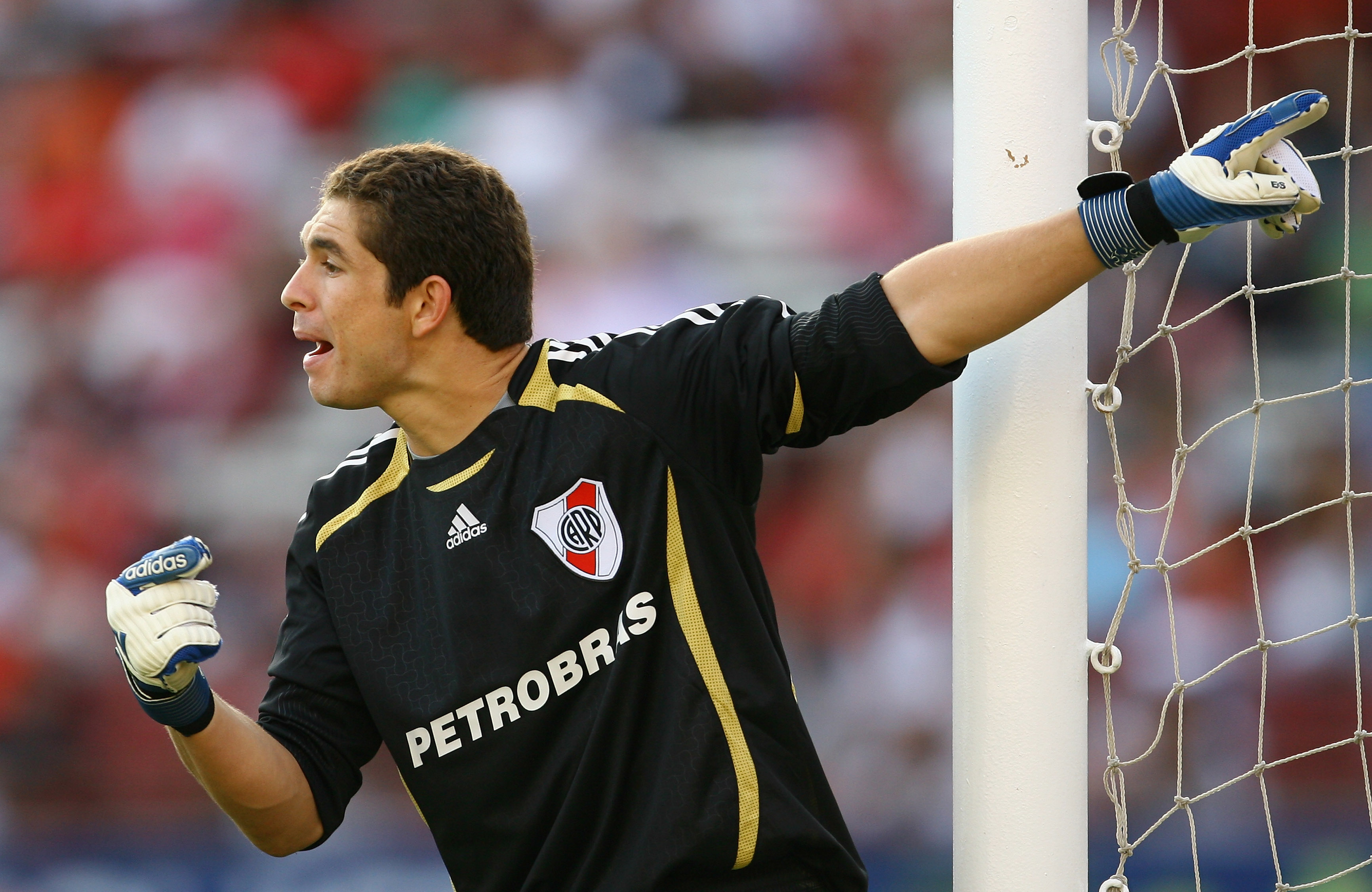 BUENOS AIRES, ARGENTINA - FEBRUARY 10:  Juan Pablo Carrizo, goalkeeper of River Plate gives instructions during the Primera Division closing season match between River Plate and Gimnasia de Jujuy at the Estadio Monumental on February 10, 2008 in Buenos Ai