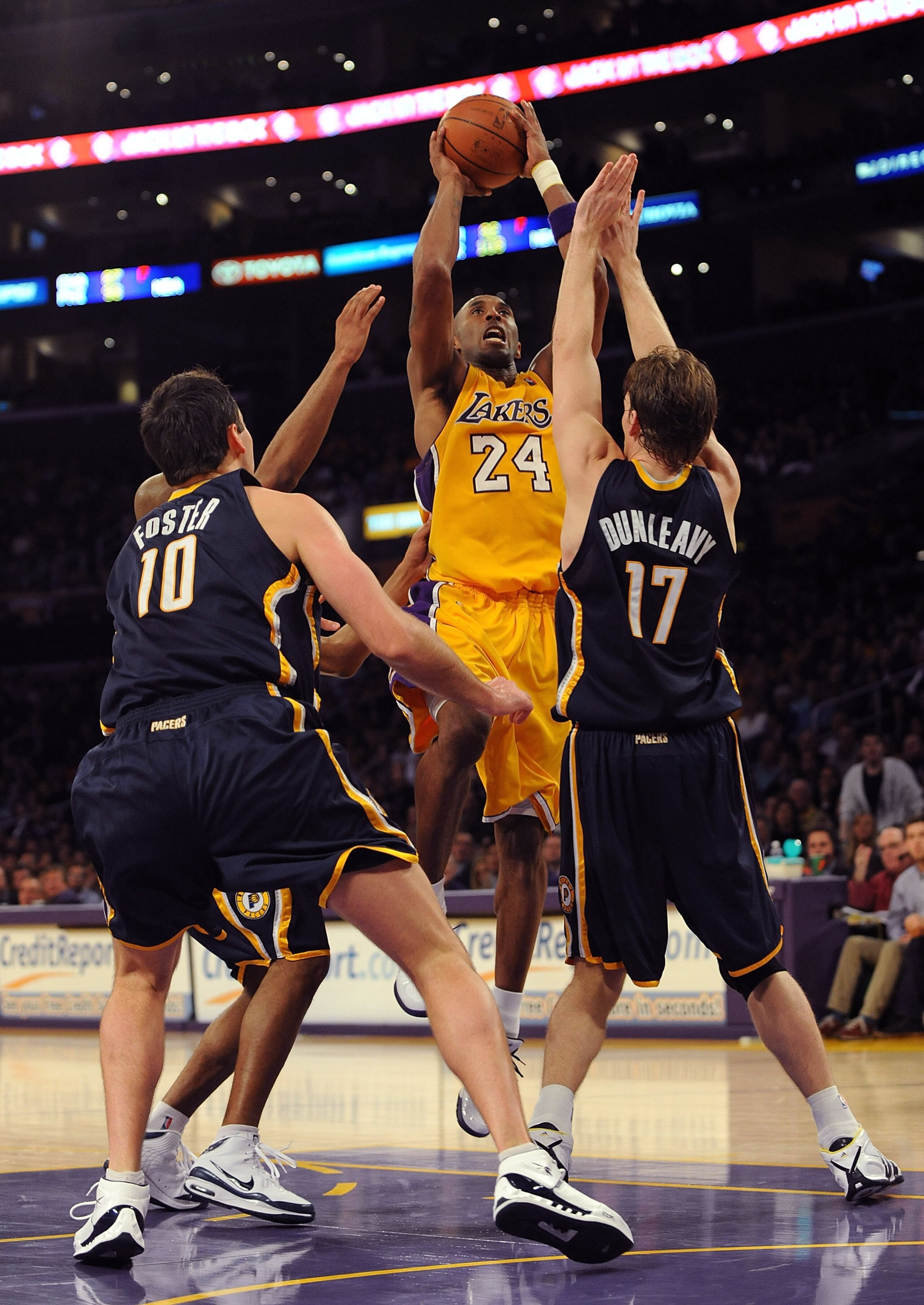 LOS ANGELES, CA - JANUARY 09:  Kobe Bryant #24 of the Los Angeles Lakers shoots a jumper between Mike Dunleavy #17 and Jeff Foster #10 of the Indiana Pacers during the second half at the Staples Center on January 9, 2009 in Los Angeles, California.   The