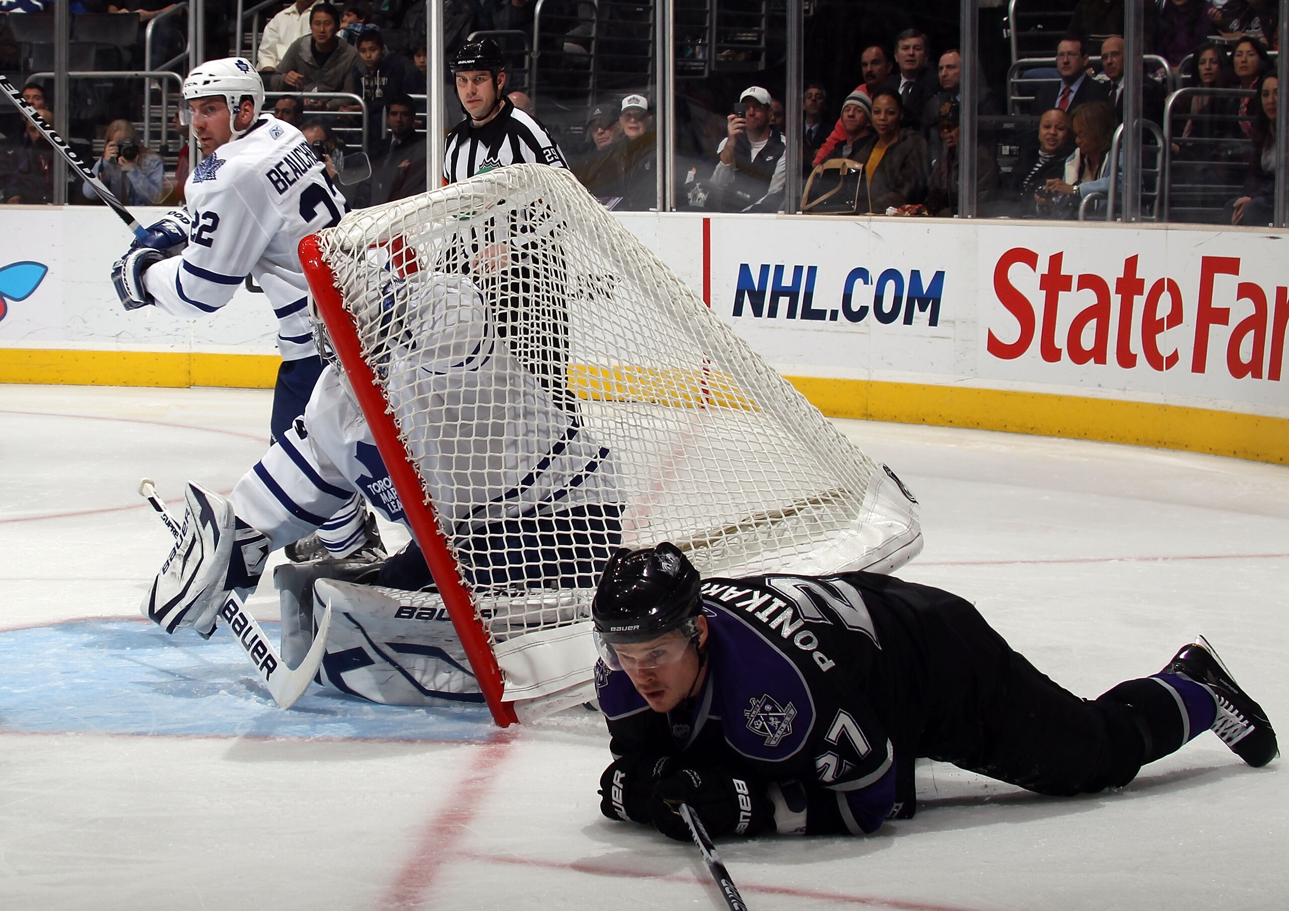 LOS ANGELES, CA - JANUARY 10: James Reimer #34 of the Toronto Maple Leafs braces himself as the net starts to fall as Alexei Ponikarovsky #27 of the Los Angeles Kings follows the action at the Staples Center on January 10, 2011 in Los Angeles, California. LOS ANGELES, CA - JANUARY 10: James Reimer #34 of the Toronto Maple Leafs braces himself as the net starts to fall as Alexei Ponikarovsky #27 of the Los Angeles Kings follows the action at the Staples Center on January 10, 2011 in Los Angeles, California.