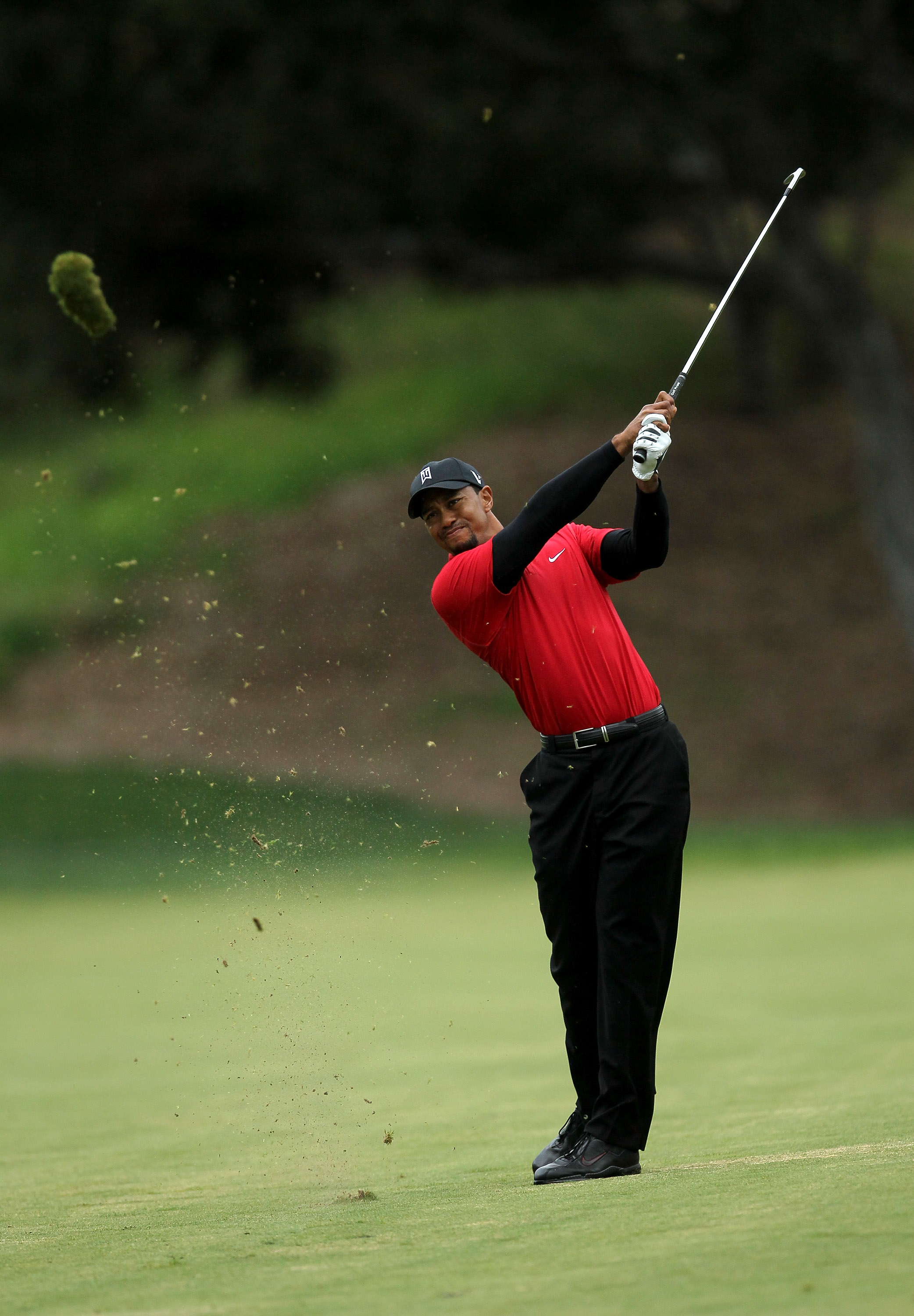 THOUSAND OAKS, CA - DECEMBER 05:  Tiger Woods hits his second shot on the 18th hole during the final round of the Chevron World Challenge at Sherwood Country Club on December 5, 2010 in Thousand Oaks, California.  (Photo by Stephen Dunn/Getty Images)