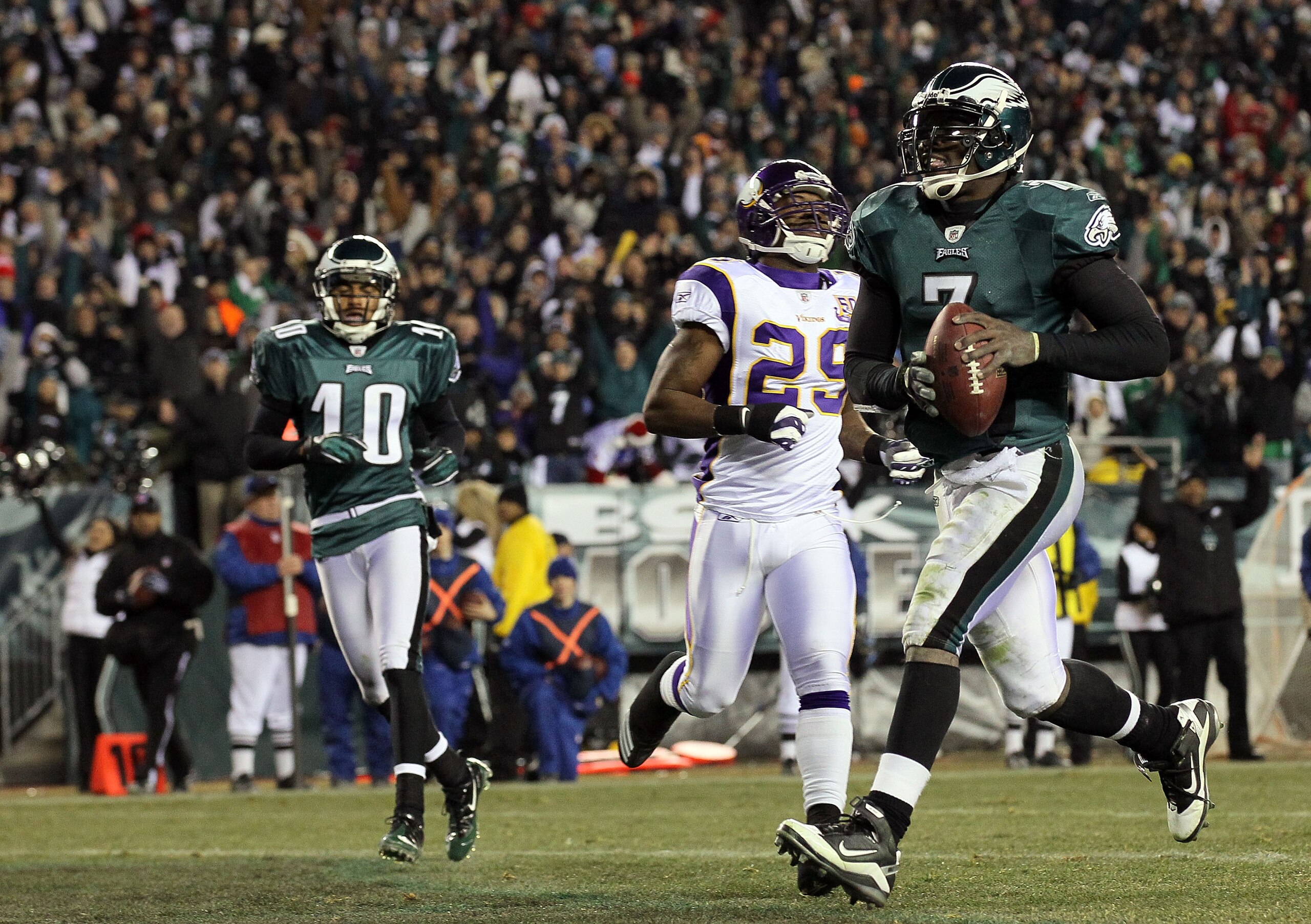 PHILADELPHIA, PA - DECEMBER 28: Michael Vick #7 of the Philadelphia Eagles runs the ball to score a touchdown against the Minnesota Vikings at Lincoln Financial Field on December 28, 2010 in Philadelphia, Pennsylvania. (Photo by Jim McIsaac/Getty Images) PHILADELPHIA, PA - DECEMBER 28: Michael Vick #7 of the Philadelphia Eagles runs the ball to score a touchdown against the Minnesota Vikings at Lincoln Financial Field on December 28, 2010 in Philadelphia, Pennsylvania. (Photo by Jim McIsaac/Getty Images)
