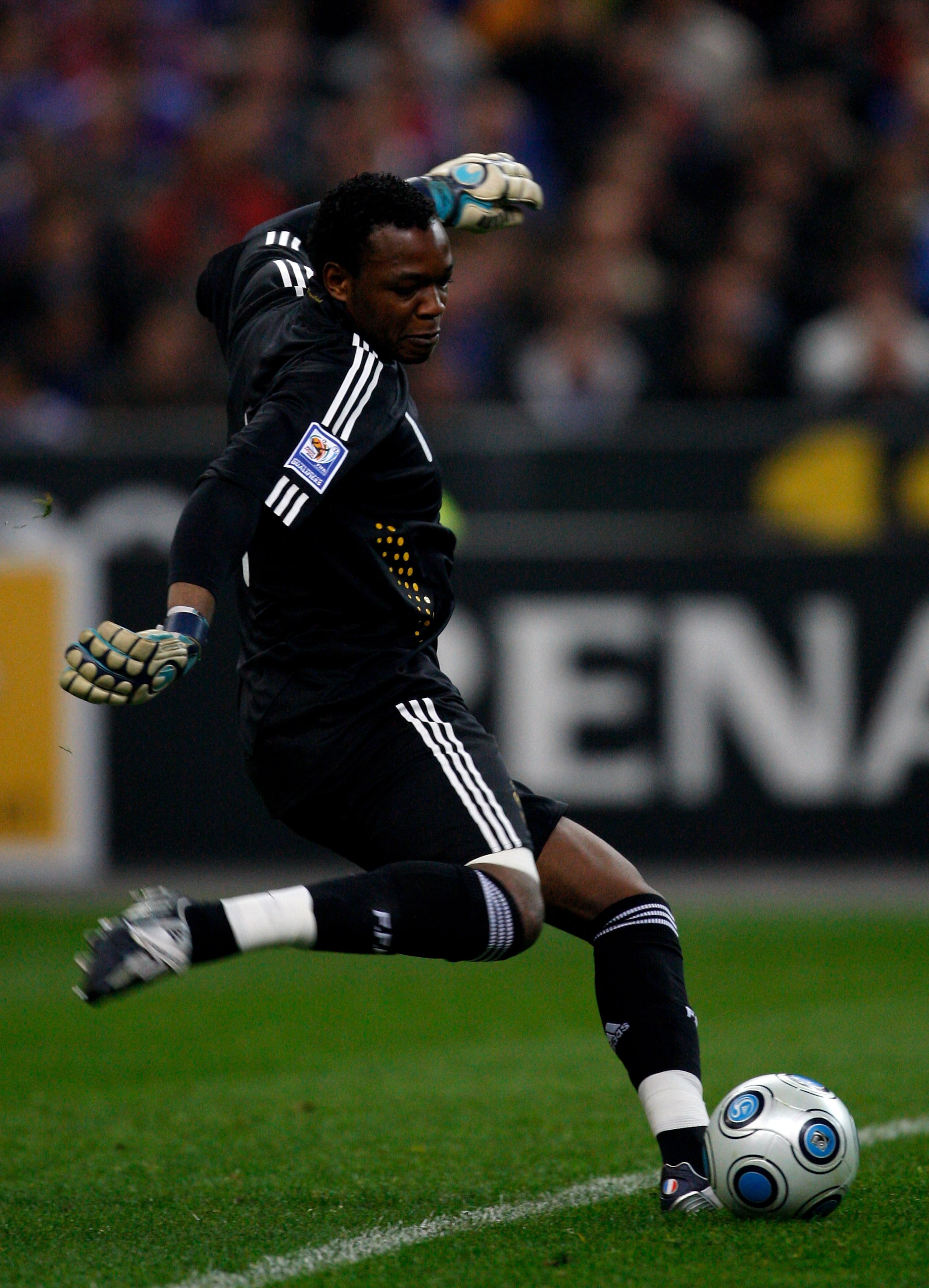 PARIS - APRIL 01: France goalkeeper Steve Mandanda in action during the group 7 FIFA2010 World Cup Qualifier between France and Lithuania at Saint Denis, Stade de France on April 1, 2009 in Paris, France. (Photo by Stu Forster/Getty Images) PARIS - APRIL 01: France goalkeeper Steve Mandanda in action during the group 7 FIFA2010 World Cup Qualifier between France and Lithuania at Saint Denis, Stade de France on April 1, 2009 in Paris, France. (Photo by Stu Forster/Getty Images)