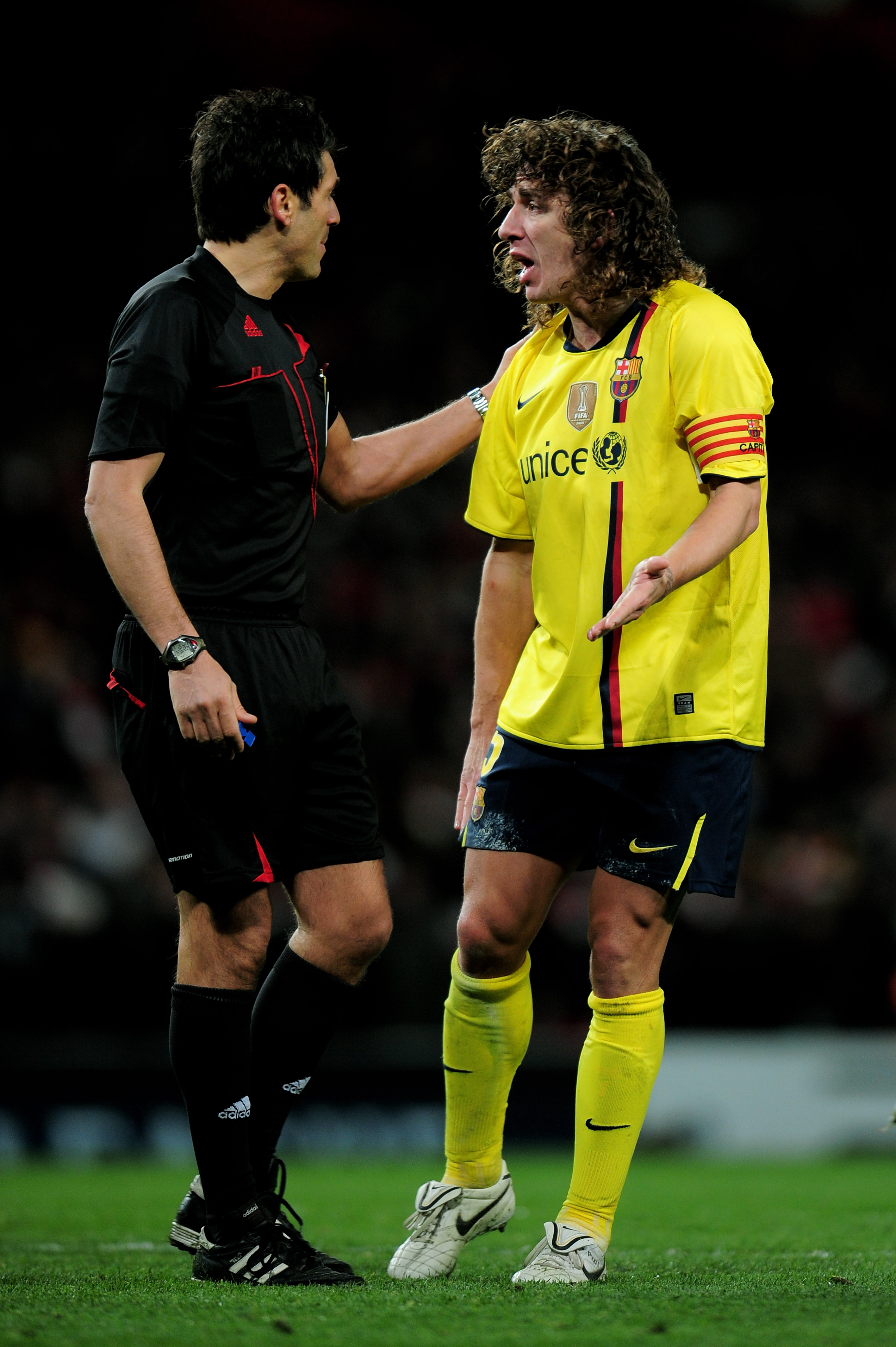 LONDON, ENGLAND - MARCH 31:  Carles Puyol (R) of Barcelona pleads with Referee Massimo Busacca of Switzerland after being shown the red card for bringing down Cesc Fabregas of Arsenal for a penalty during the UEFA Champions League quarter final first leg