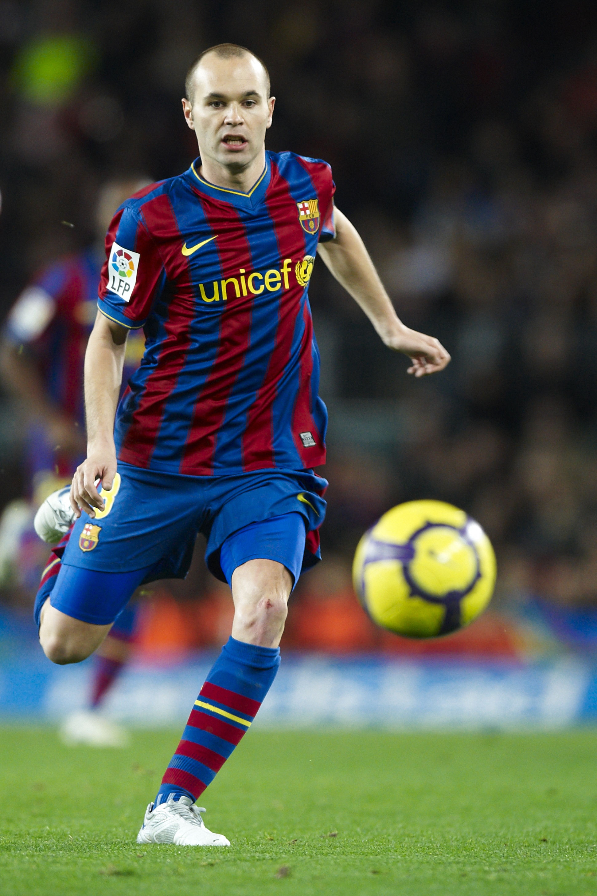 BARCELONA, SPAIN - FEBRUARY 06:  Andres Iniesta of FC Barcelona in action during the La Liga match between Barcelona and Getafe at Camp Nou on February 6, 2010 in Barcelona, Spain. Barcelona won 2-1.  (Photo by Manuel Queimadelos Alonso/Getty Images)