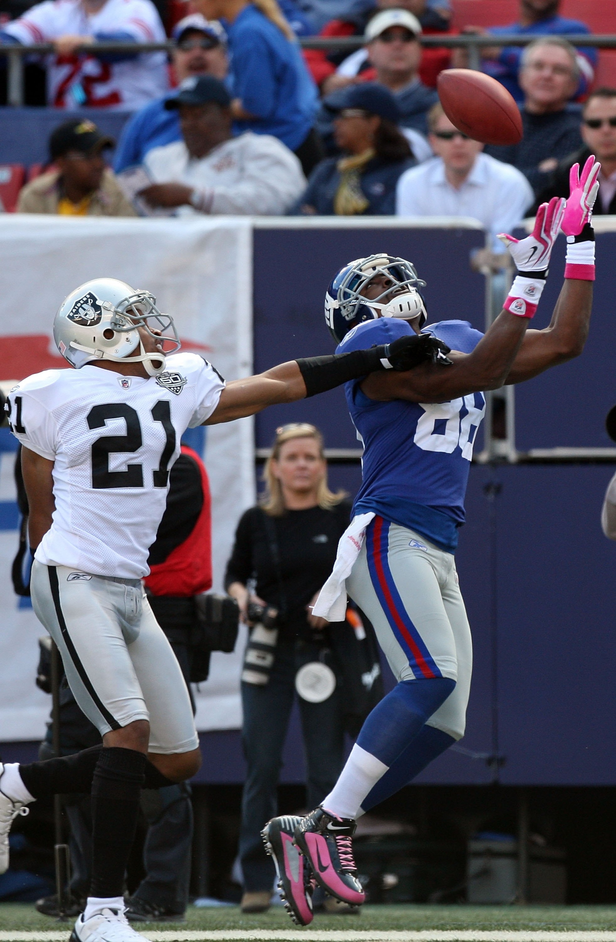 EAST RUTHERFORD, NJ - OCTOBER 11:  Hakeem Nicks #88 of the New York Giants attempts a catch against Nnamdi Asomugha #21 of the Oakland Raiders on October 11, 2009 at Giants Stadium in East Rutherford, New Jersey. The Giants defeated the Raiders 44-7.  (Ph