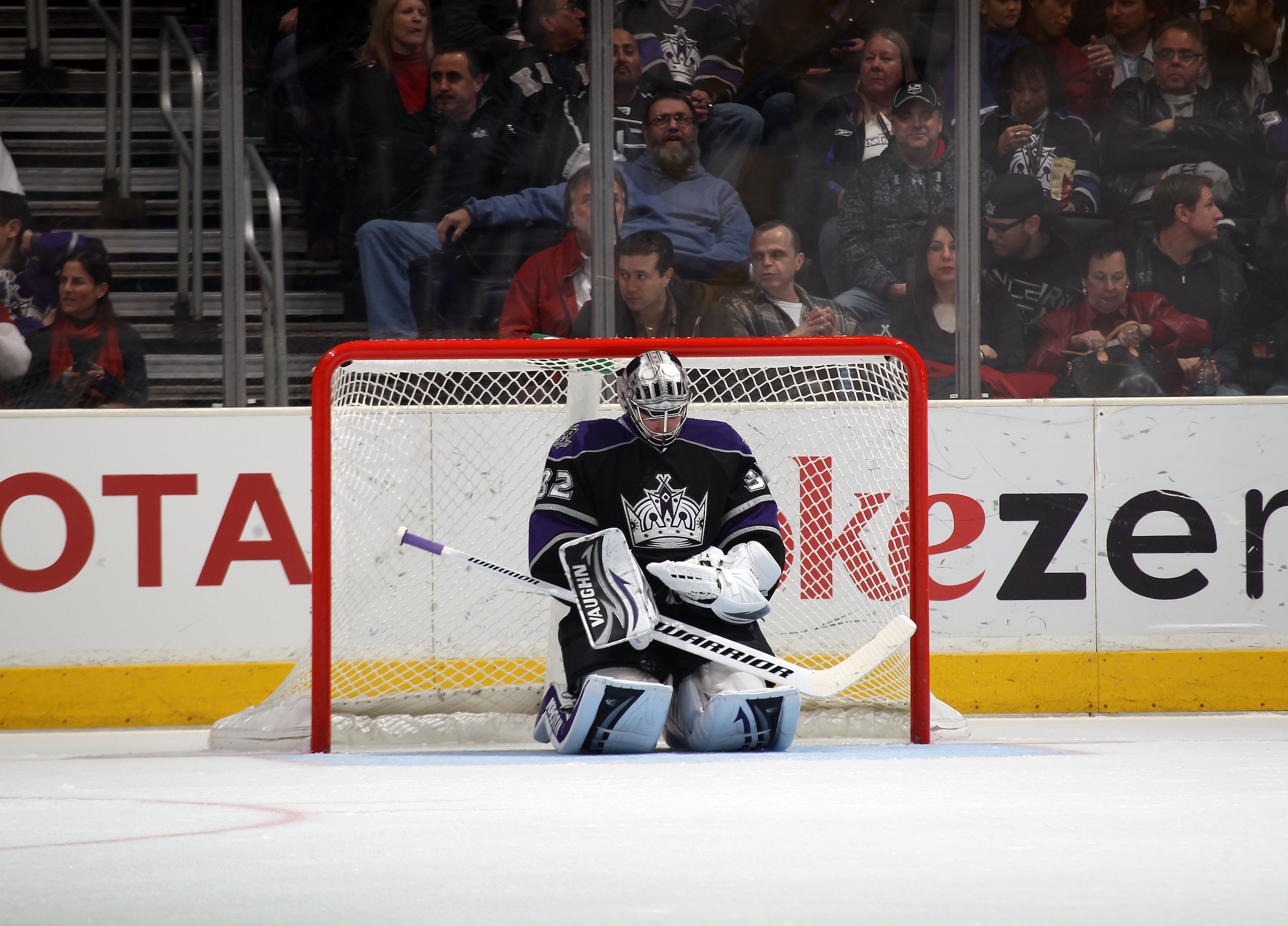 LOS ANGELES, CA - JANUARY 10: Jonathan Quick #32 of the Los Angeles Kings takes a break during his game against the Toronto Maple Leafs at the Staples Center on January 10, 2011 in Los Angeles, California. The Leafs defeated the Kings 3-2. (Photo by Bruce