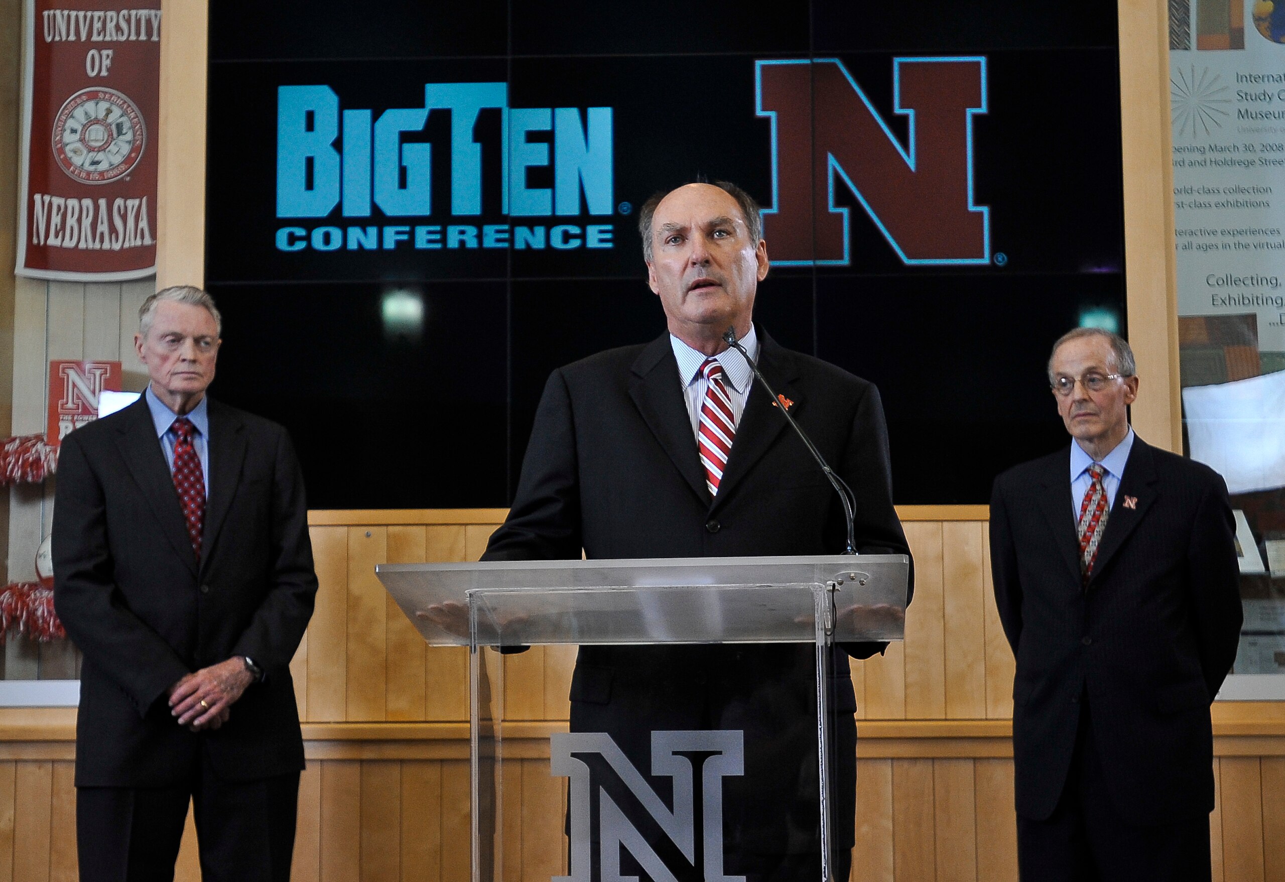 LINCOLN, NE ร JUNE 11: Big Ten Conference Commissioner James Delany (C), flanked by (L) University of Nebraska Athletic Director Tom Osbourne and Chancellor Harvey Pearlman (R) inform members of the media that the university has accepted an invitation LINCOLN, NE ร JUNE 11: Big Ten Conference Commissioner James Delany (C), flanked by (L) University of Nebraska Athletic Director Tom Osbourne and Chancellor Harvey Pearlman (R) inform members of the media that the university has accepted an invitation