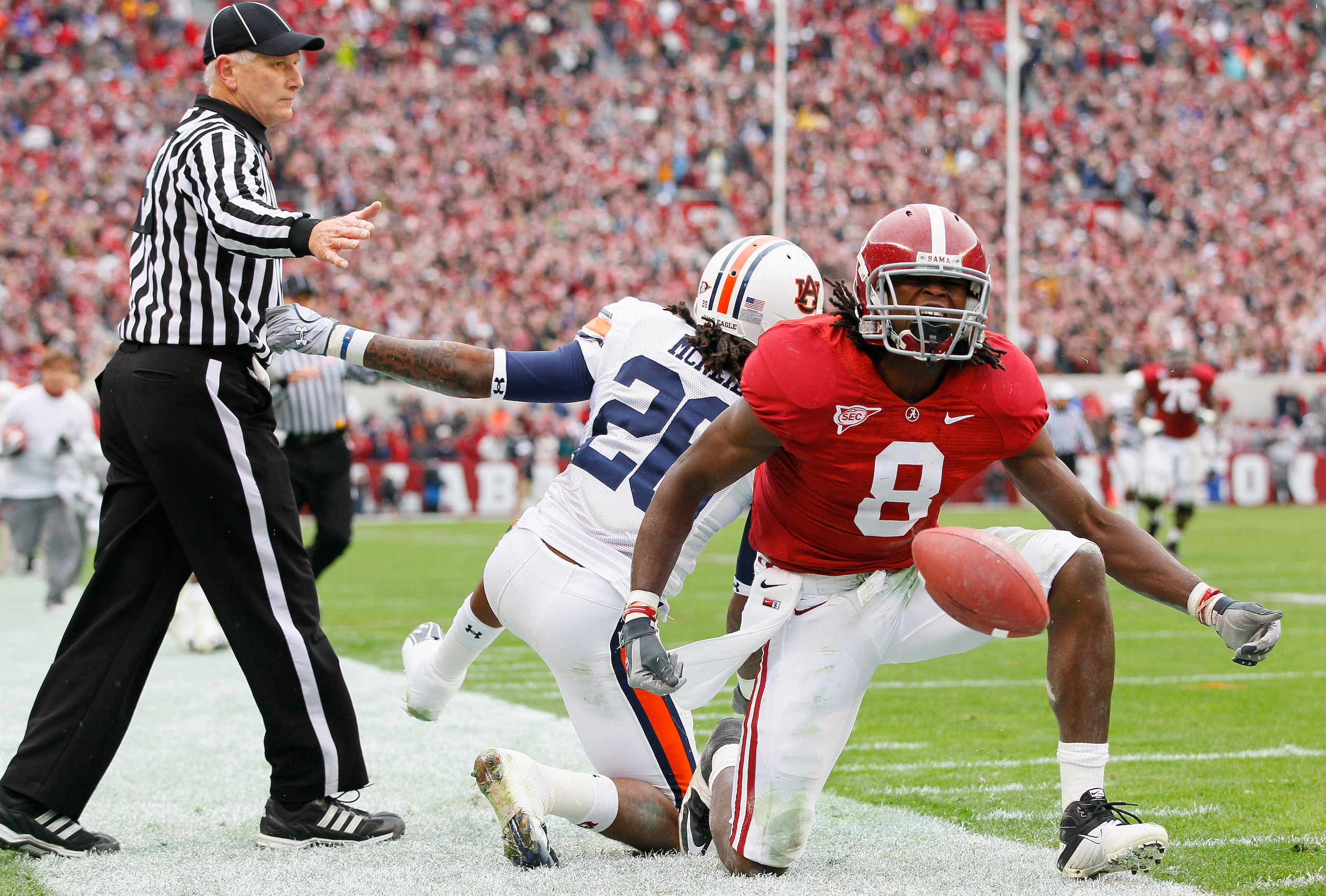TUSCALOOSA, AL - NOVEMBER 26:  Julio Jones #8 of the Alabama Crimson Tide reacts after a long reception against Mike McNeil #26 of the Auburn Tigers at Bryant-Denny Stadium on November 26, 2010 in Tuscaloosa, Alabama.  (Photo by Kevin C. Cox/Getty Images)