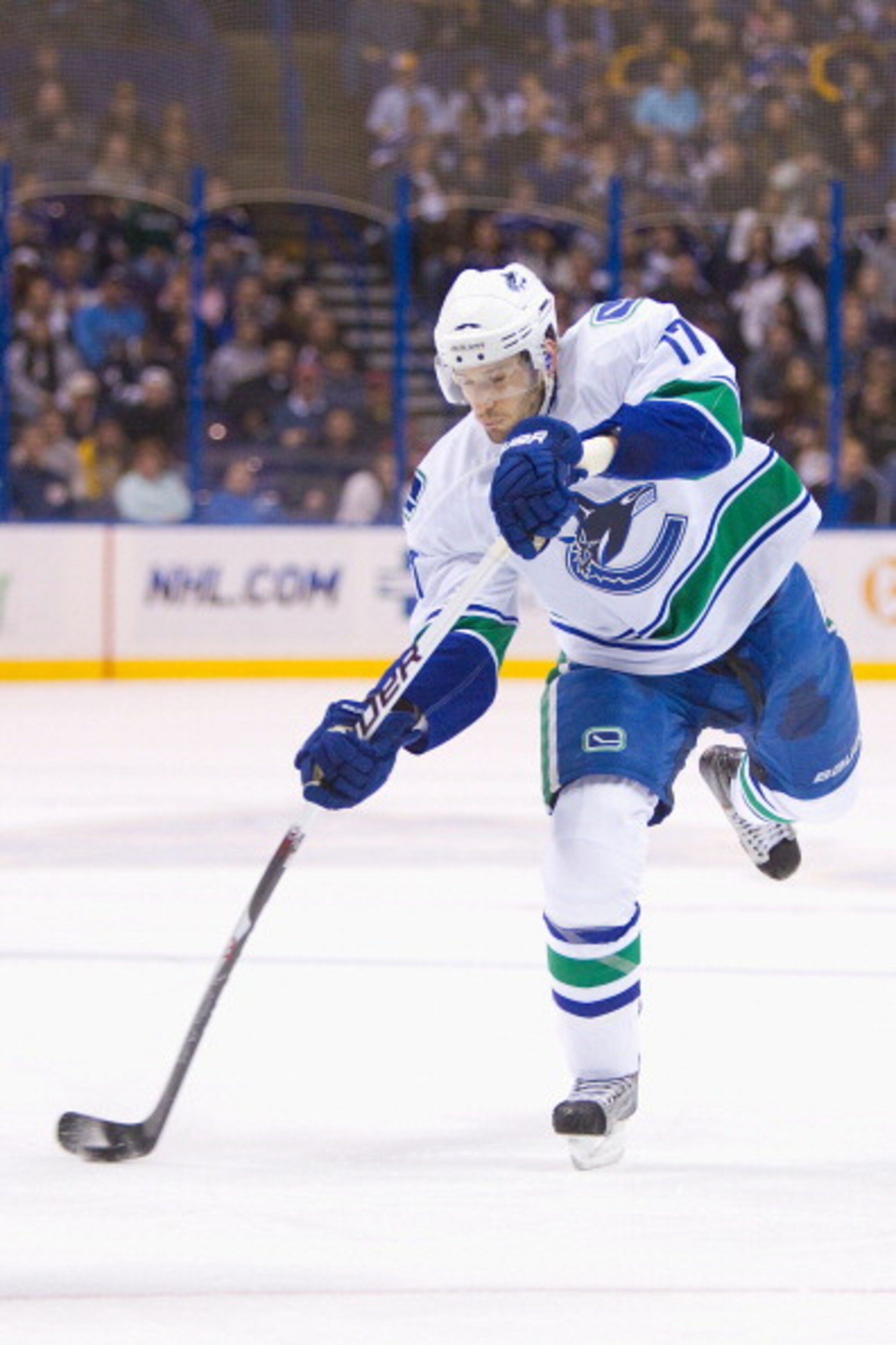 ST. LOUIS, MO - DECEMBER 20: Ryan Kesler #17 of the Vancouver Canucks shoots the puck against the St. Louis Blues at the Scottrade Center on December 20, 2010 in St. Louis, Missouri.  (Photo by Dilip Vishwanat/Getty Images)