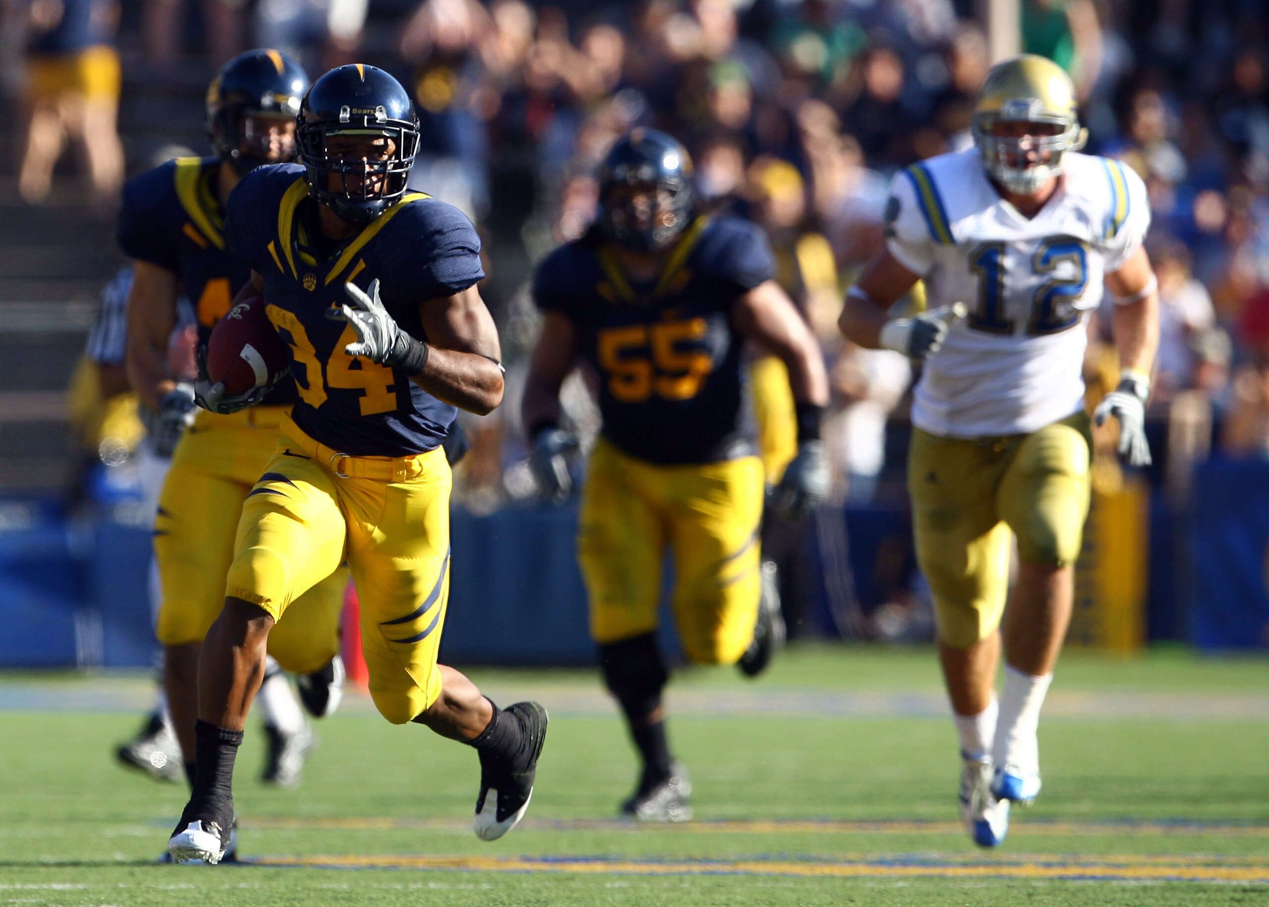 BERKELEY, CA - OCTOBER 25:  Runningback Shane Vereen #34 of the Cal Golden Bears carries the ball in the fourth quarter against the UCLA Bruins at Memorial Stadium on October 25, 2008 in Berkeley, California.  Cal defeated UCLA 41-20.  (Photo by Jeff Gros