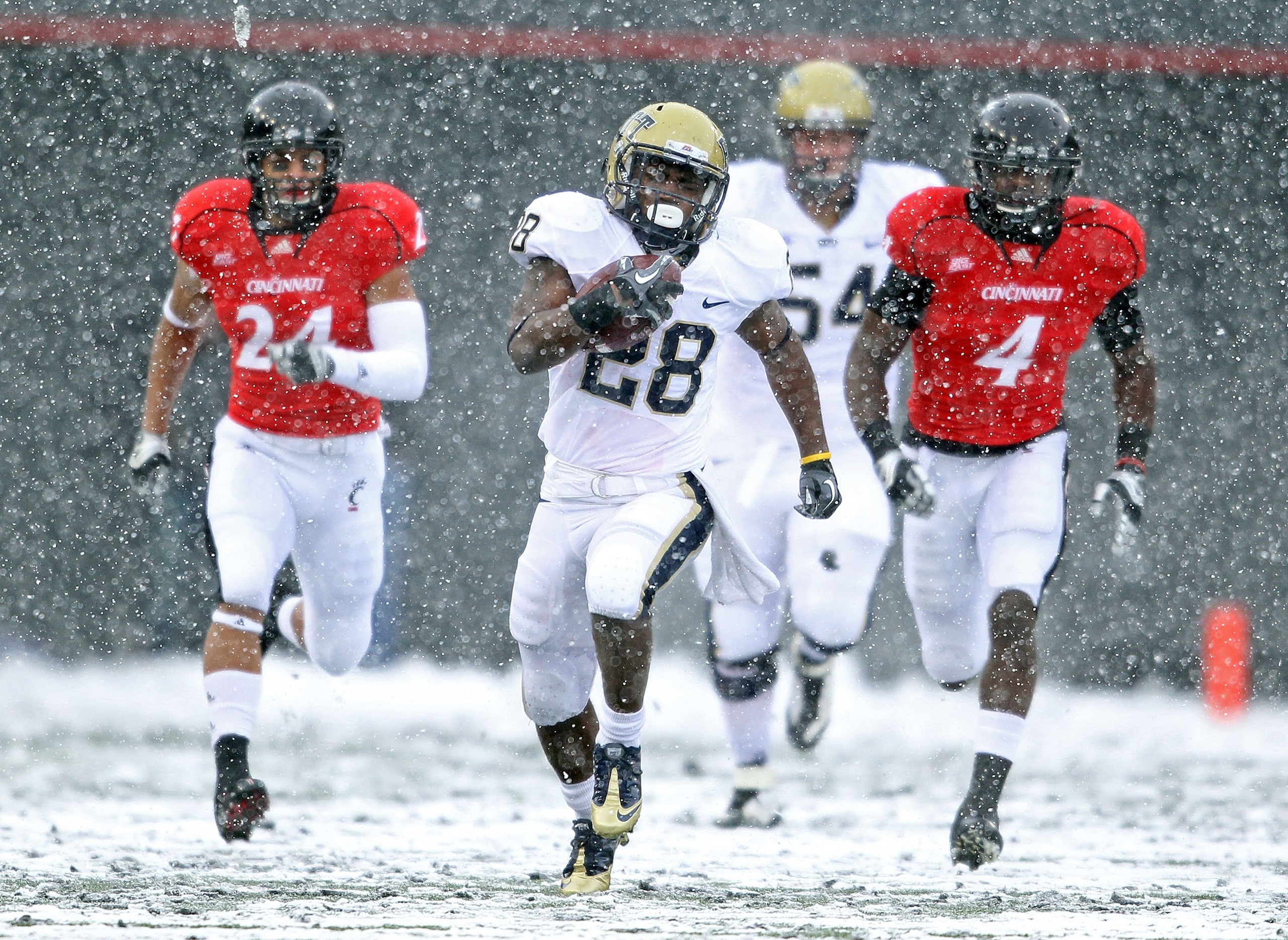 CINCINNATI, OH - DECEMBER 04:  Dion Lewis #28 of the Pittsburgh Panthers runs for a touchdown during the Big East Conference game against the Cincinnati Bearcats at Nippert Stadium on December 4, 2010 in Cincinnati, Ohio.  Pittsburgh won 28-10.  (Photo by