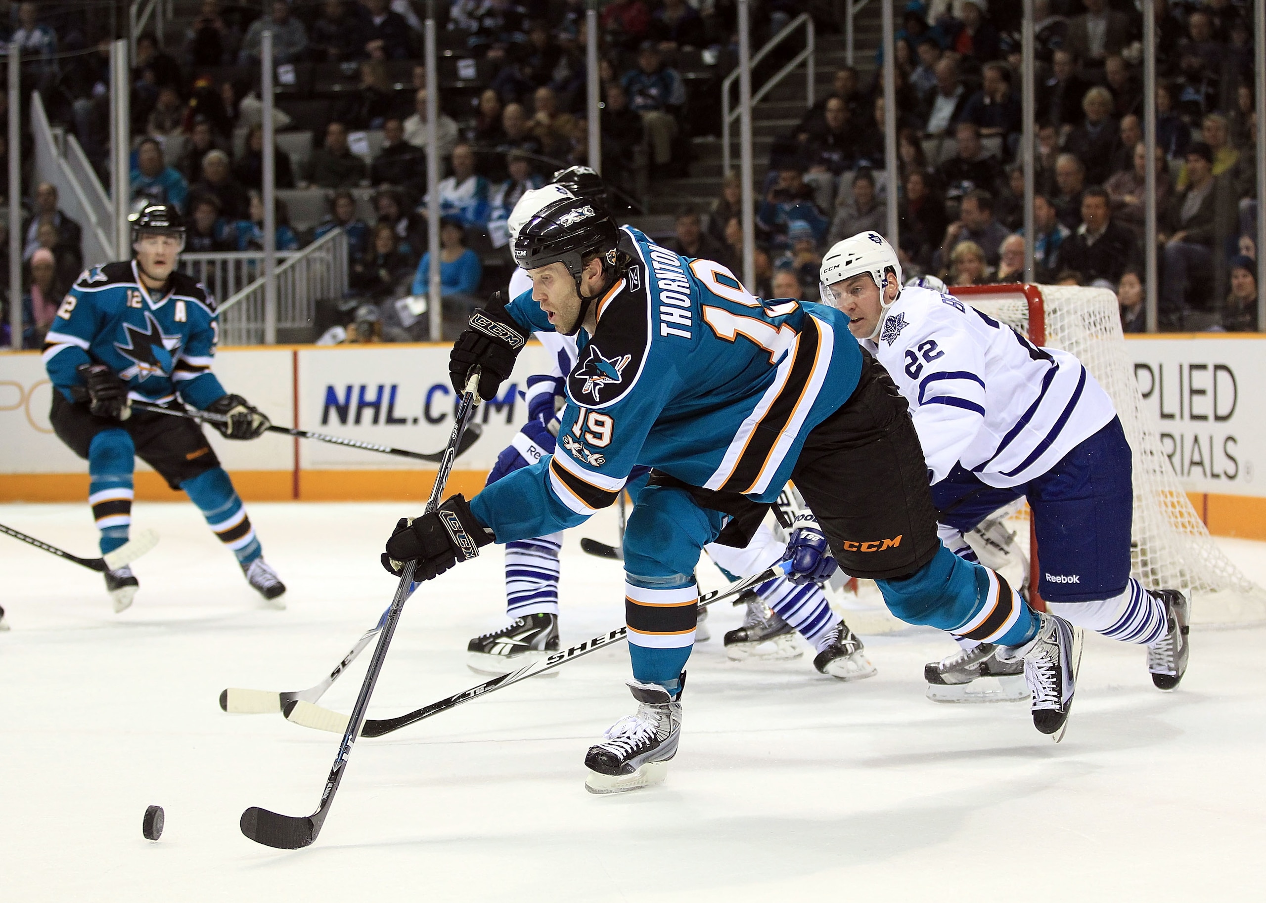 SAN JOSE, CA - JANUARY 11:  Joe Thornton #19 of the San Jose Sharks controls the puck during their game against the Toronto Maple Leafs at HP Pavilion on January 11, 2011 in San Jose, California.  (Photo by Ezra Shaw/Getty Images)
