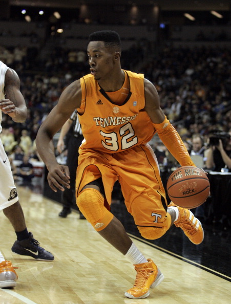 PITTSBURGH, PA - DECEMBER 11: Scotty Hopson #32 of the Tennessee Volunteers drives to the hoop against the Pittsburgh Panthers during the SEC/BIG EAST Invitational at Consol Energy Center on December 11, 2010 in Pittsburgh, Pennsylvania. (Photo by Justi