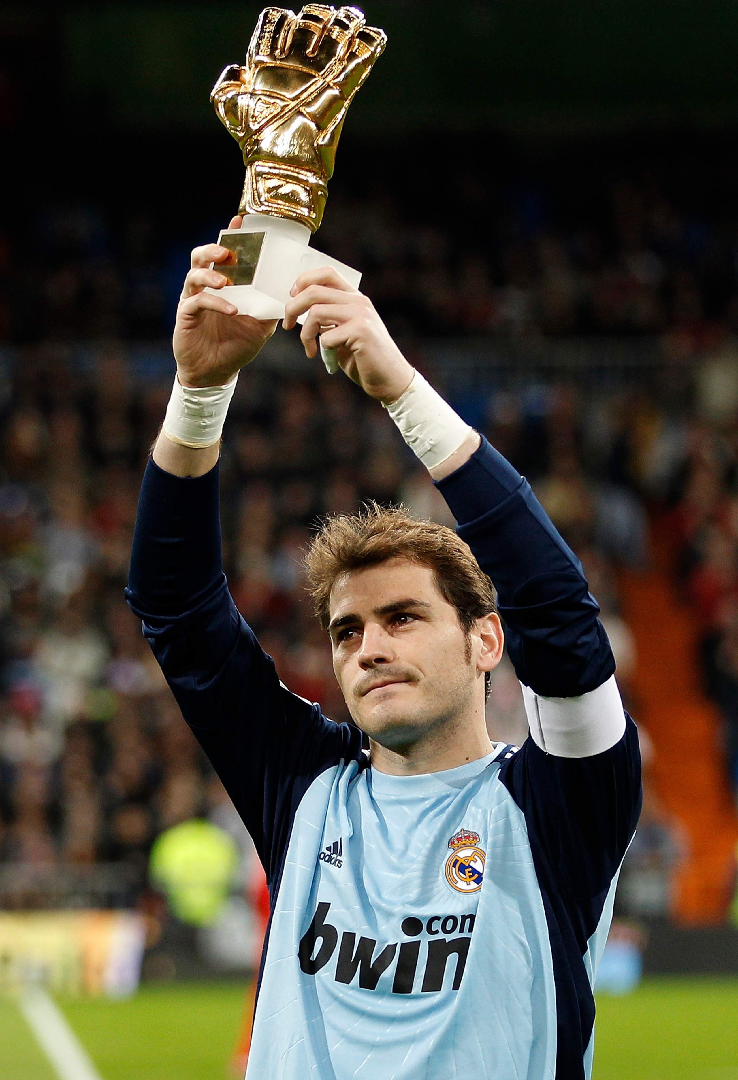 MADRID, SPAIN - DECEMBER 19: Iker Casillas of Real Madrid shows the trophy of Golden Glove Award prior of the La Liga match between Real Madrid and Sevilla at Estadio Santiago Bernabeu on December 19, 2010 in Madrid, Spain. (Photo by Angel Martinez/Getty MADRID, SPAIN - DECEMBER 19: Iker Casillas of Real Madrid shows the trophy of Golden Glove Award prior of the La Liga match between Real Madrid and Sevilla at Estadio Santiago Bernabeu on December 19, 2010 in Madrid, Spain. (Photo by Angel Martinez/Getty